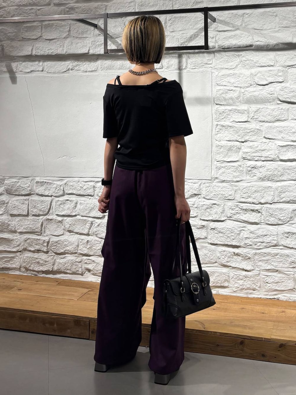 パープル系のカーゴパンツ、ブラック系のTシャツ/カットソー、ブラック系のショルダーバッグを着用したレディースの夏コーディネートの6枚目の写真