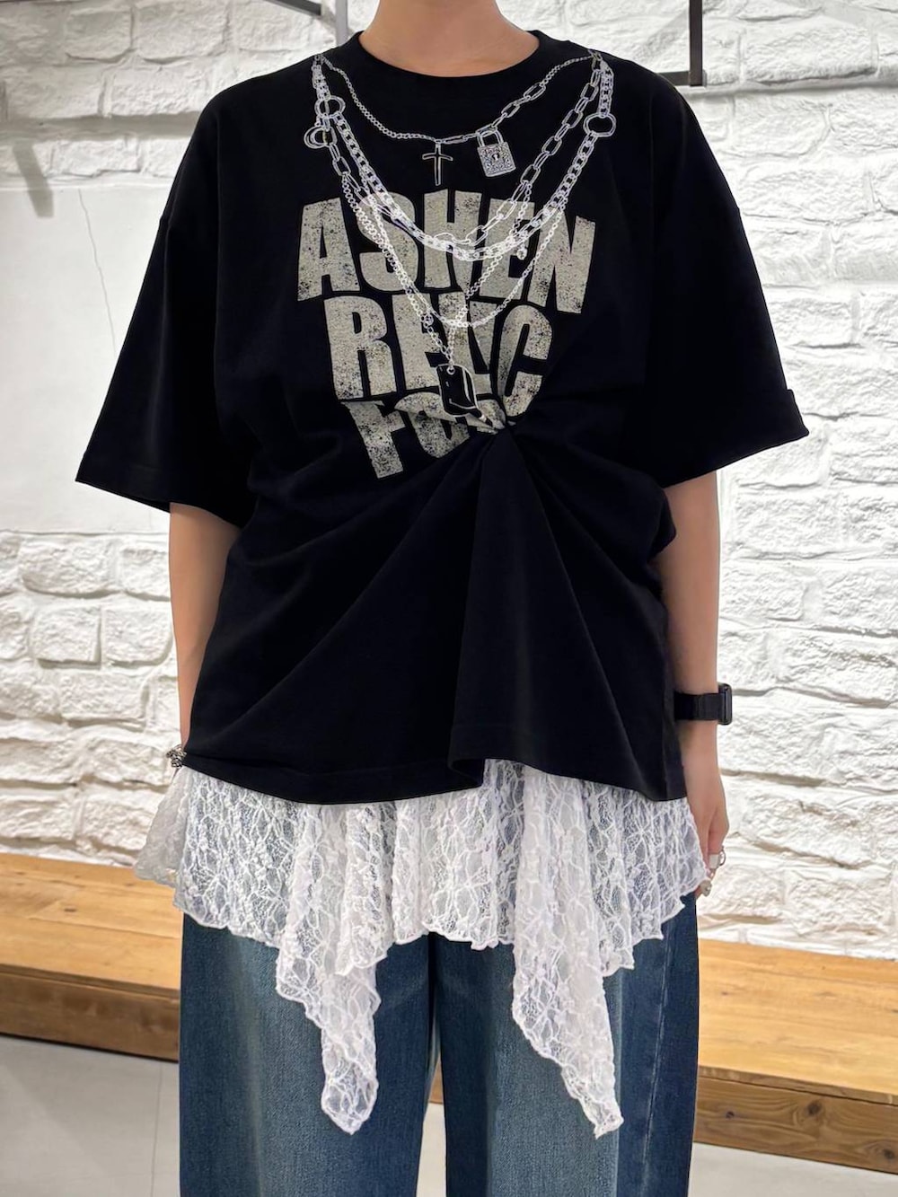ブラック系のTシャツ/カットソー、ホワイト系のスニーカー、ブラウン系のショルダーバッグを着用したレディースの夏コーディネートの4枚目の写真