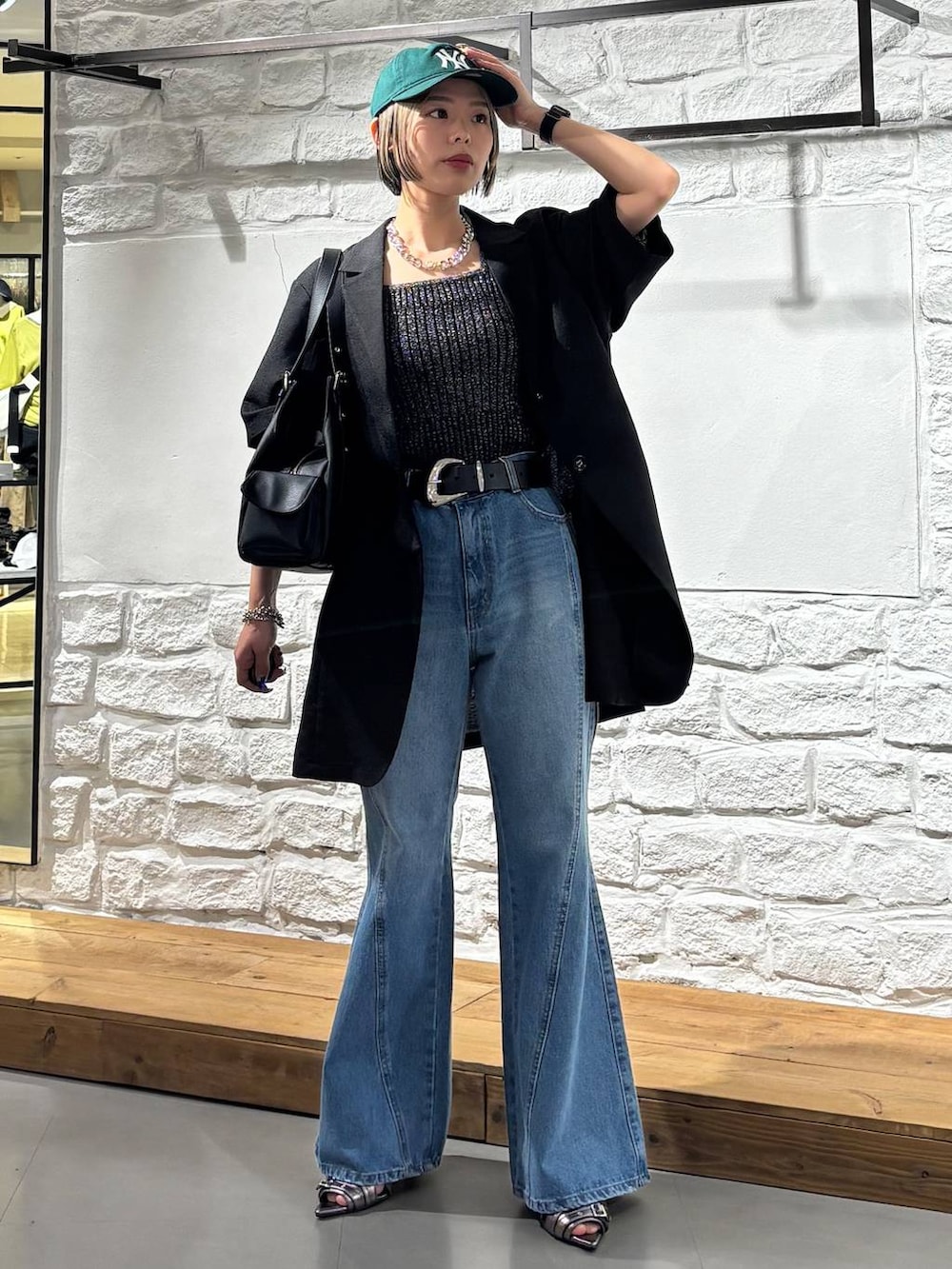 ブルー系のデニムパンツ、ブラック系のタンクトップ、その他のサンダルを着用したレディースの春コーディネートの2枚目の写真