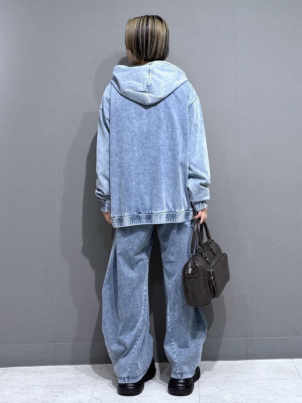 ブラック系のスニーカー、グレー系のショルダーバッグ、イエロー系のTシャツ/カットソーを着用したレディースの春コーディネートの5枚目の写真