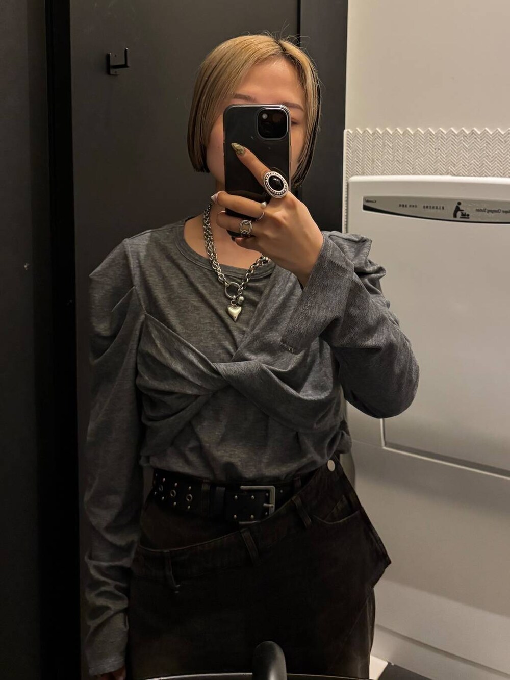 ブラック系のスニーカー、ブラック系のテーラードジャケット、グレー系のTシャツ/カットソーを着用したレディースの春コーディネートの3枚目の写真