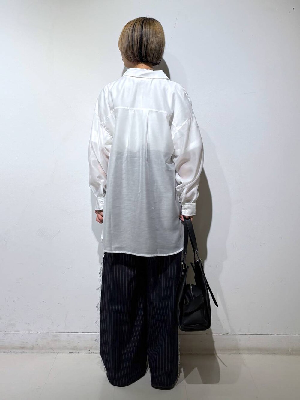 ブラック系のサンダル、ホワイト系のシャツ/ブラウス、ホワイト系のTシャツ/カットソーを着用したレディースの夏コーディネートの5枚目の写真