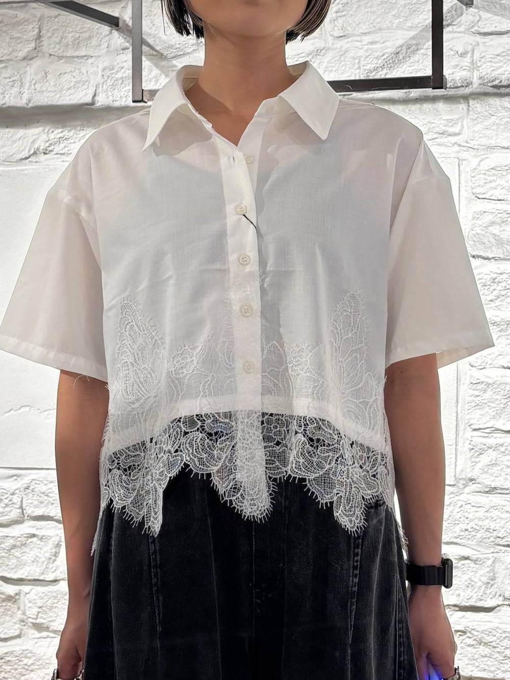 ブラック系のキャミソール、ブラック系のデニムパンツ、グレー系のサンダルを着用したレディースの夏コーディネートの4枚目の写真