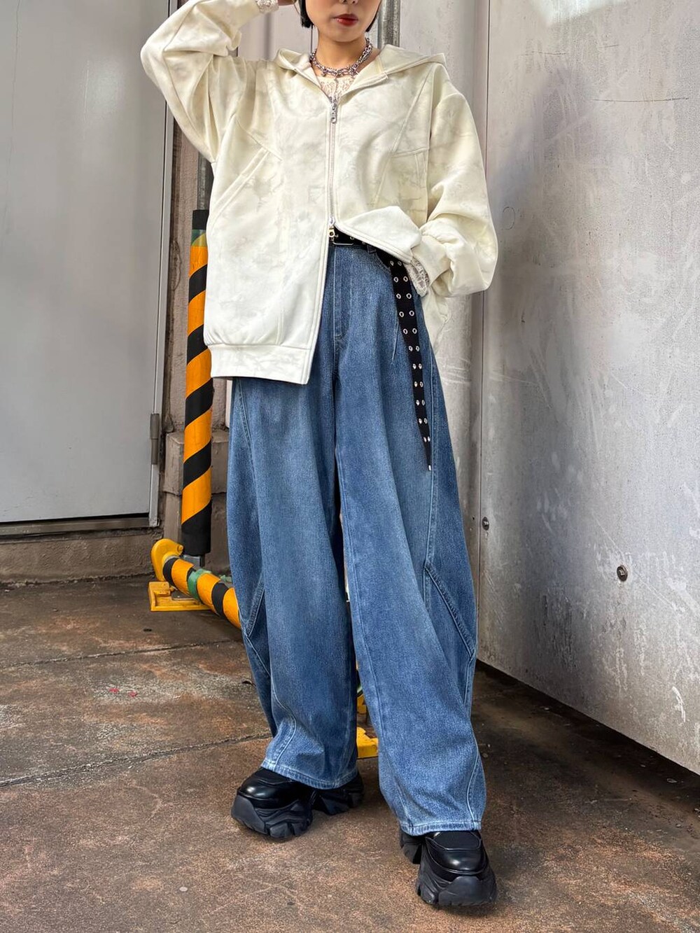 ブラック系のブーツ、ホワイト系のTシャツ/カットソー、ホワイト系のパーカーを着用したレディースの冬コーディネートの2枚目の写真