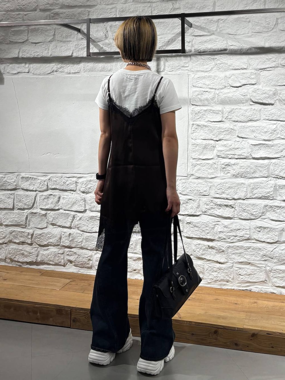 ブラウン系のチュニック、ホワイト系のTシャツ/カットソー、ホワイト系のスニーカーを着用したレディースの夏コーディネートの6枚目の写真
