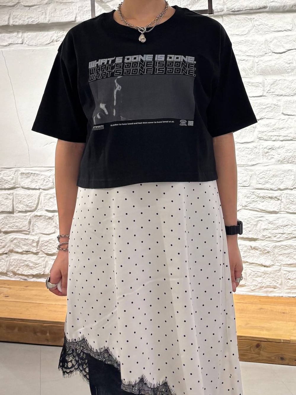 ブラック系のTシャツ/カットソー、ホワイト系のチュニック、ブルー系のデニムパンツを着用したレディースの夏コーディネートの4枚目の写真
