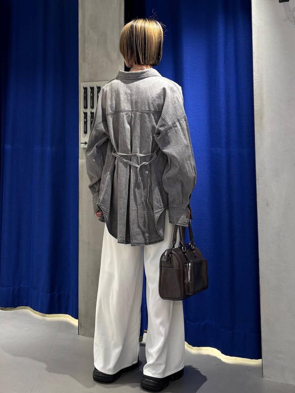 ブラック系のスニーカー、ブラック系のキャミソール、ブラック系のシャツ/ブラウスを着用したレディースの春コーディネートの5枚目の写真