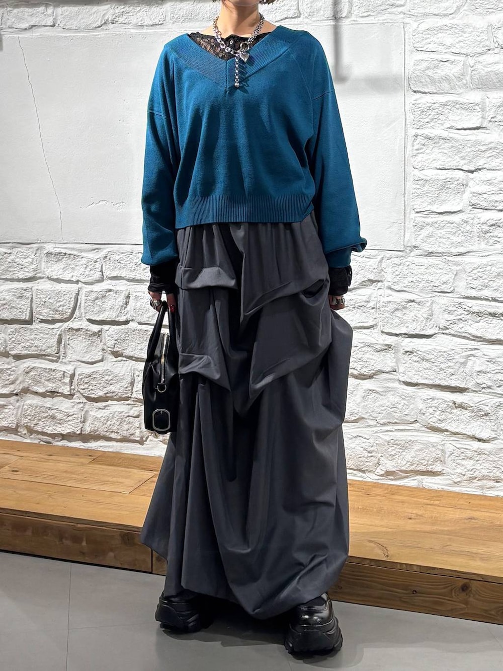 ブラック系のシャツ/ブラウス、ブラック系のショルダーバッグ、グレー系のスカートを着用したレディースの秋コーディネートの2枚目の写真