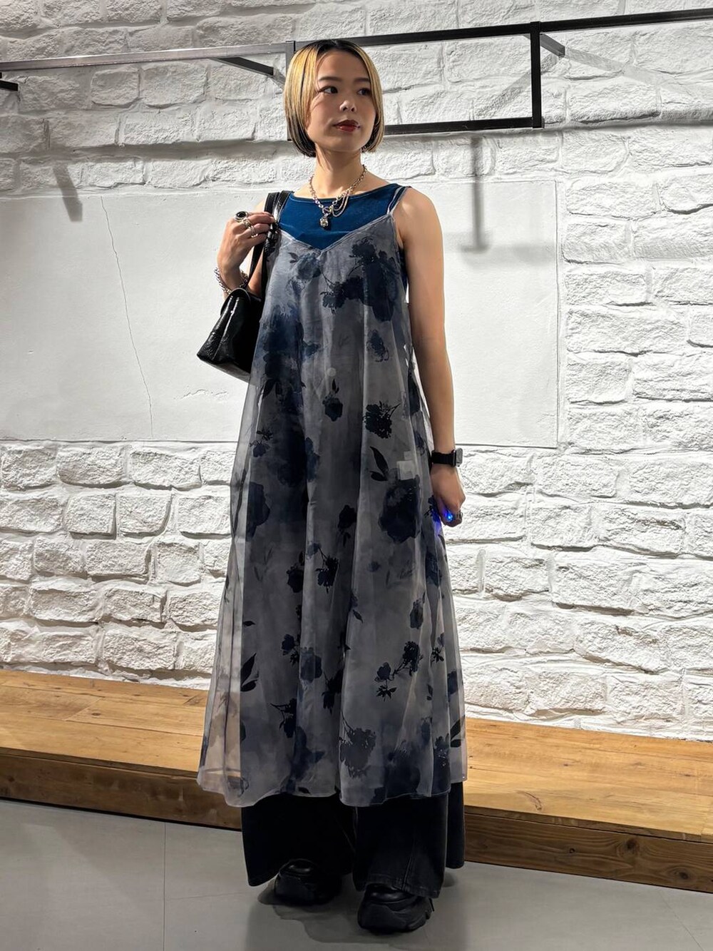 ブラック系のデニムパンツ、グレー系のワンピース、ブルー系のタンクトップを着用したレディースの夏コーディネートの2枚目の写真