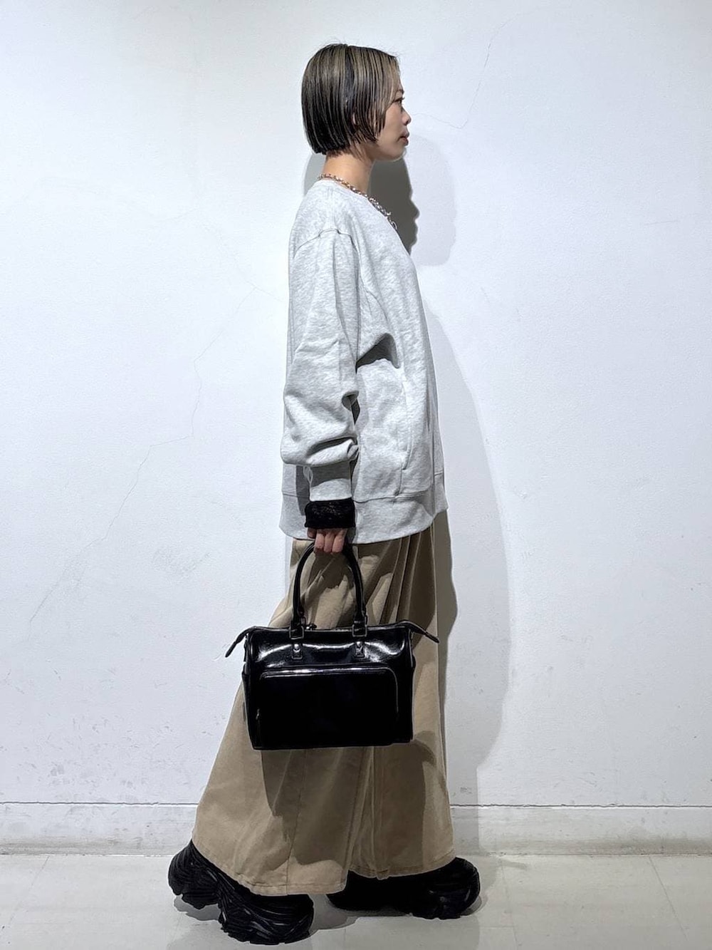 ブラック系のスニーカー、ブラック系のTシャツ/カットソー、グレー系のスウェットを着用したレディースの春コーディネートの4枚目の写真