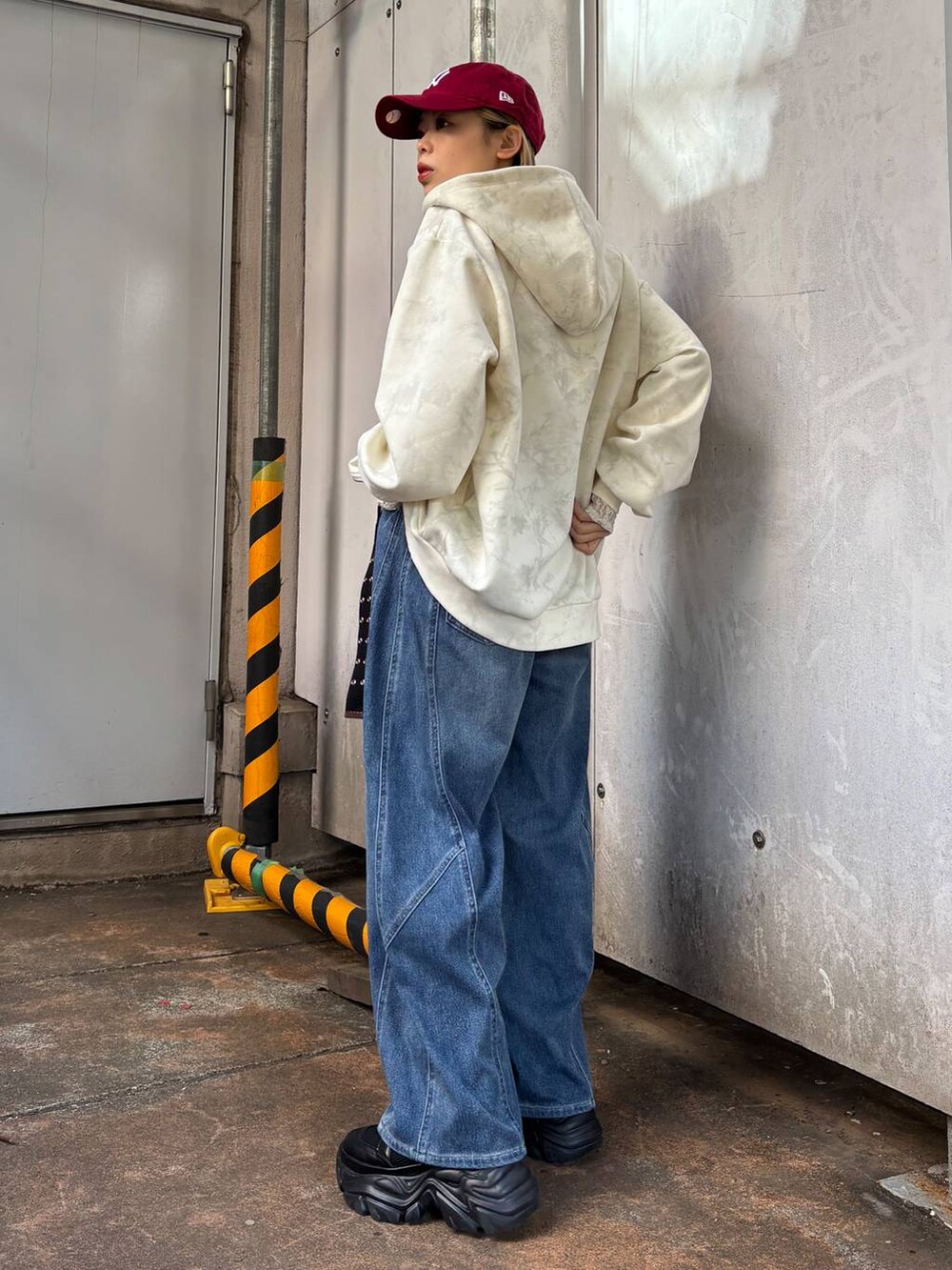 ブラック系のブーツ、ホワイト系のTシャツ/カットソー、ホワイト系のパーカーを着用したレディースの冬コーディネートの10枚目の写真