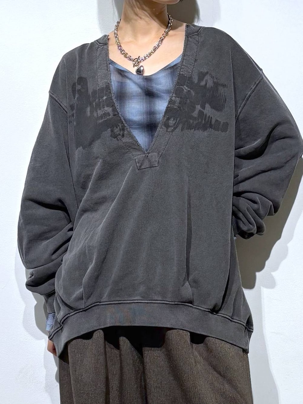 ブラック系のスニーカー、グレー系のスウェット、ブルー系のTシャツ/カットソーを着用したレディースの秋コーディネートの3枚目の写真