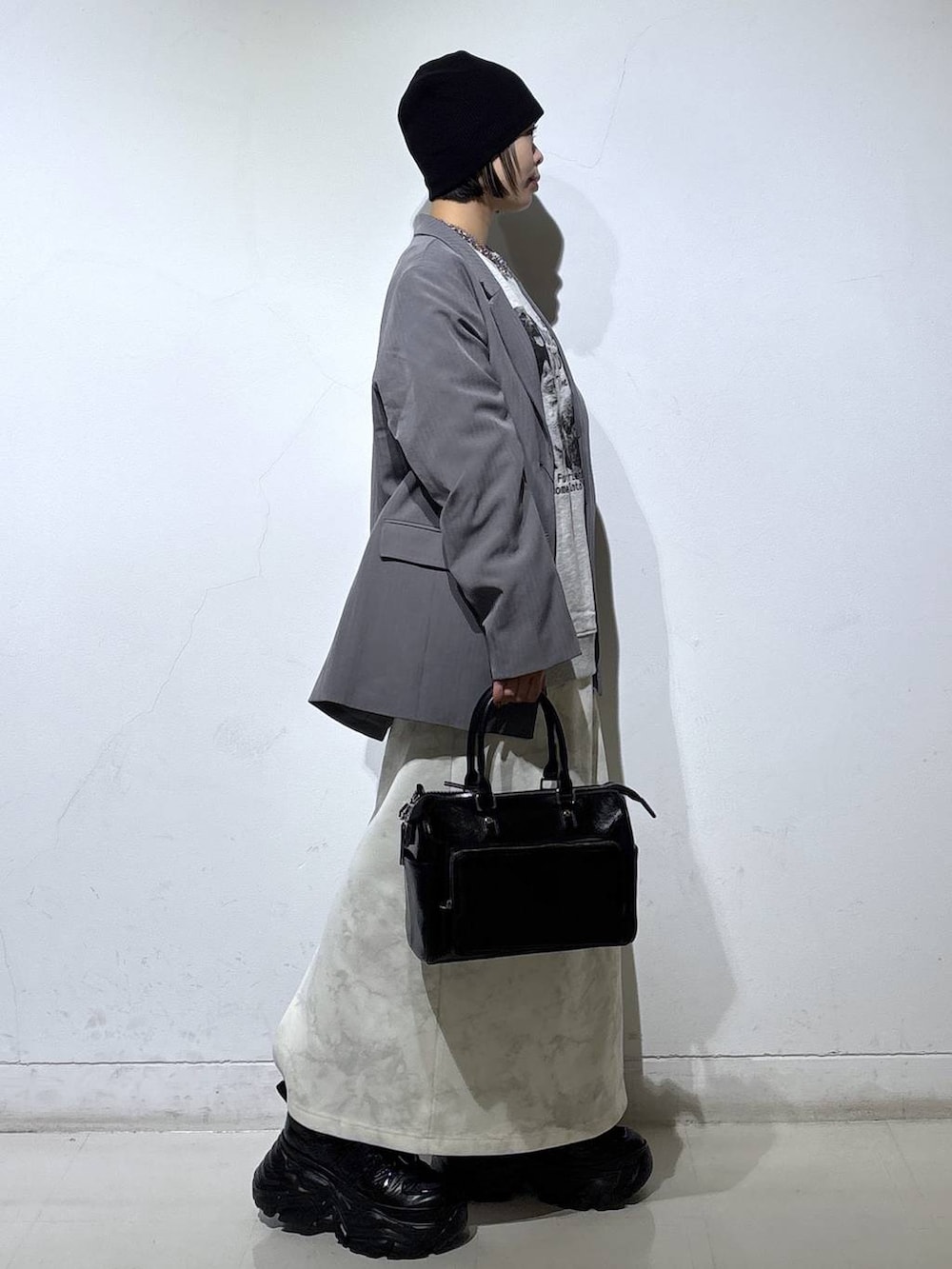 ブラック系のブーツ、ホワイト系のスカート、グレー系のスウェットを着用したレディースの冬コーディネートの5枚目の写真