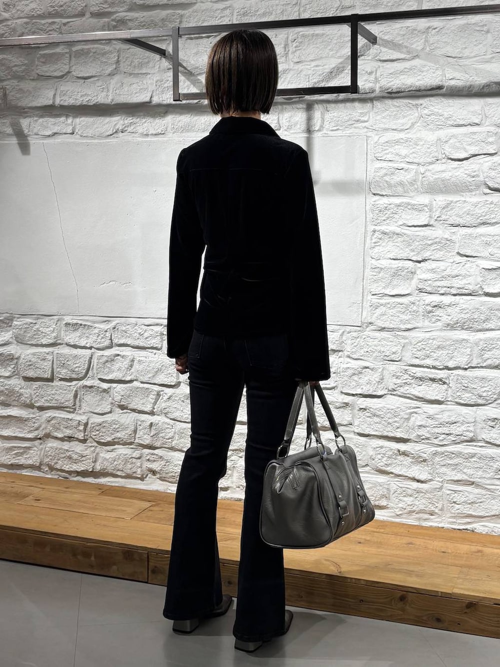 ブラック系のシャツ/ブラウス、その他のボストンバッグ、ブラック系のデニムパンツを着用したレディースの秋コーディネートの5枚目の写真