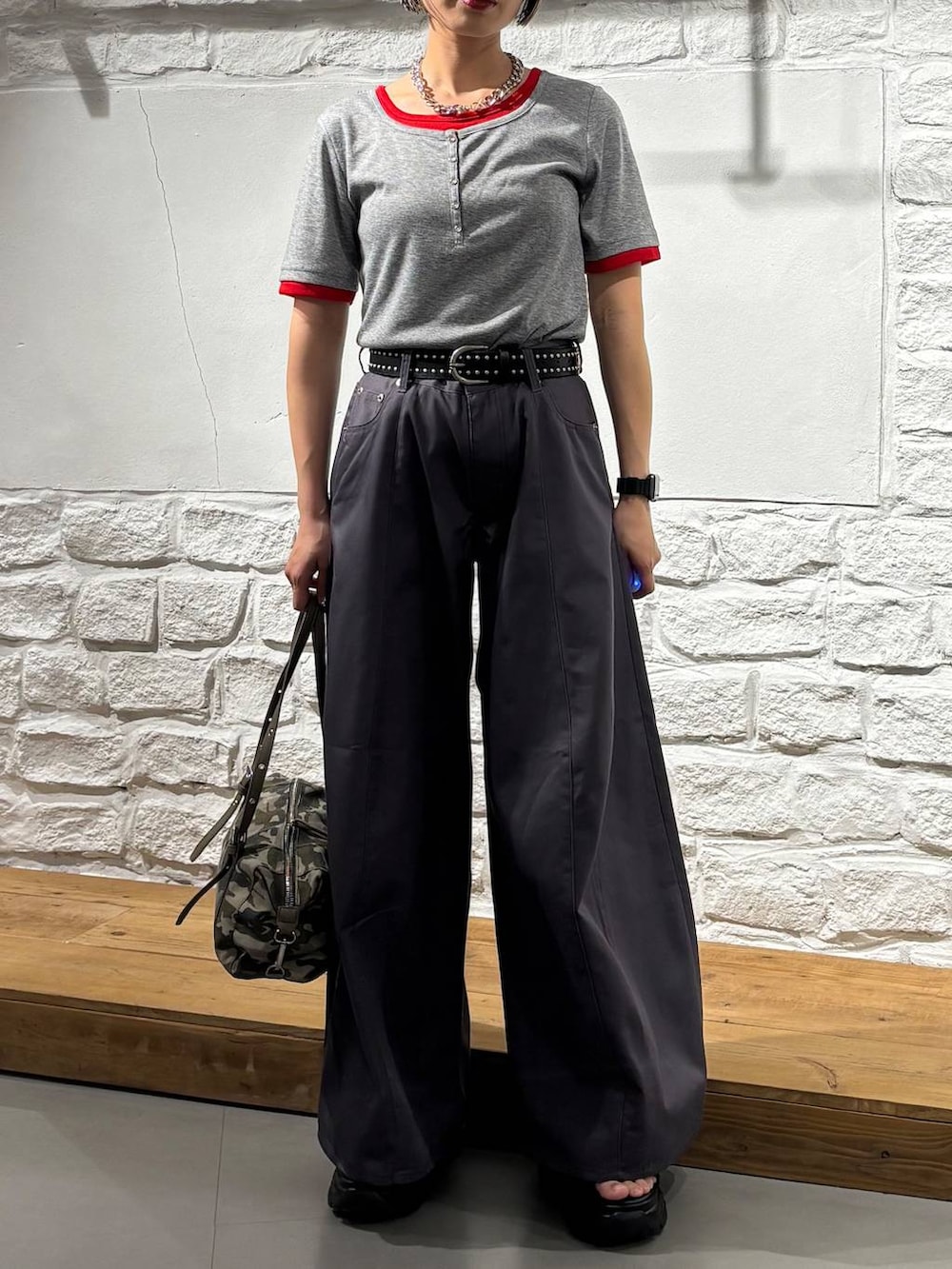 ブラック系のサンダル、その他のトートバッグ、グレー系のTシャツ/カットソーを着用したレディースの夏コーディネートの3枚目の写真