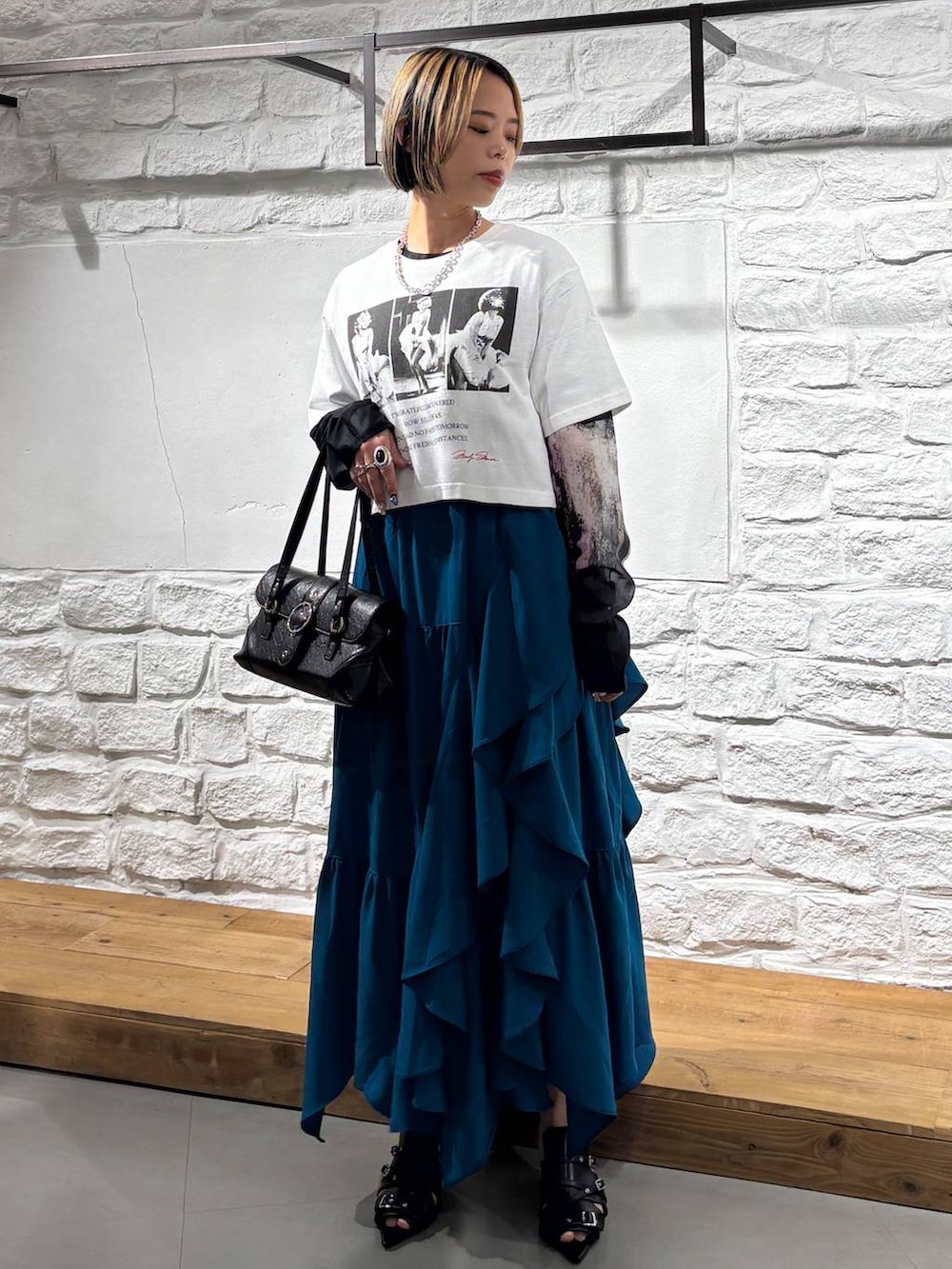 ホワイト系のTシャツ/カットソー、ブラック系のTシャツ/カットソー、ブルー系のスカートを着用したレディースの夏コーディネートの2枚目の写真