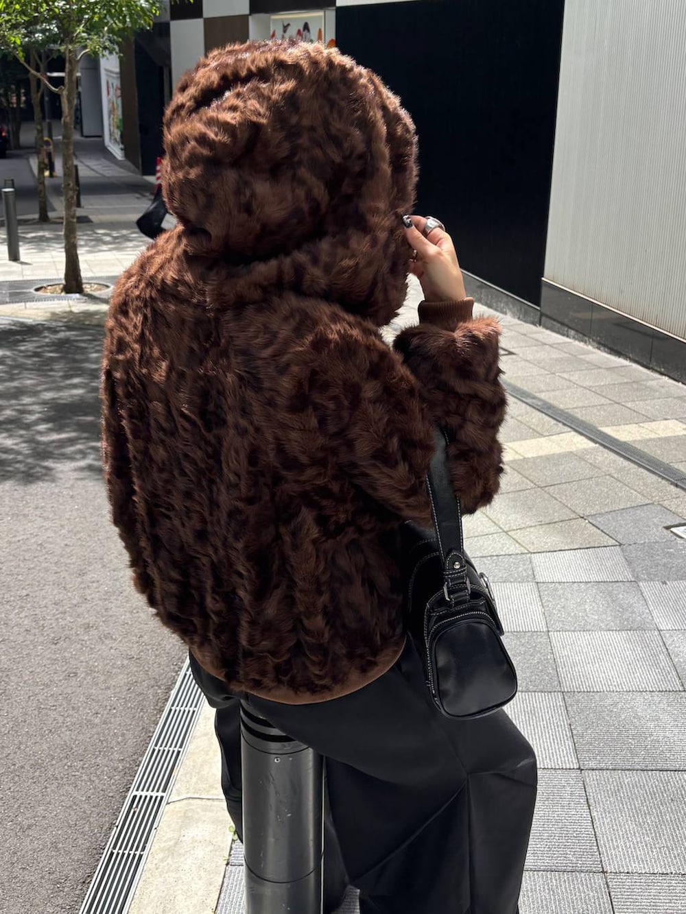 ブラック系のスニーカー、ブラック系のショルダーバッグ、その他のブルゾンを着用したレディースの秋コーディネートの5枚目の写真