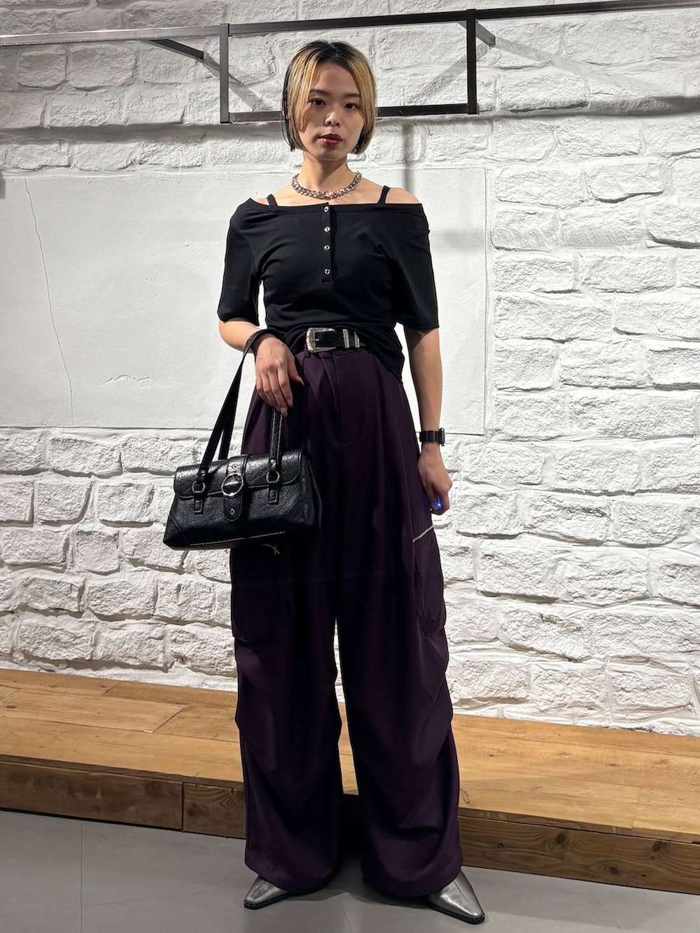 パープル系のカーゴパンツ、ブラック系のTシャツ/カットソー、ブラック系のショルダーバッグを着用したレディースの夏コーディネートの2枚目の写真