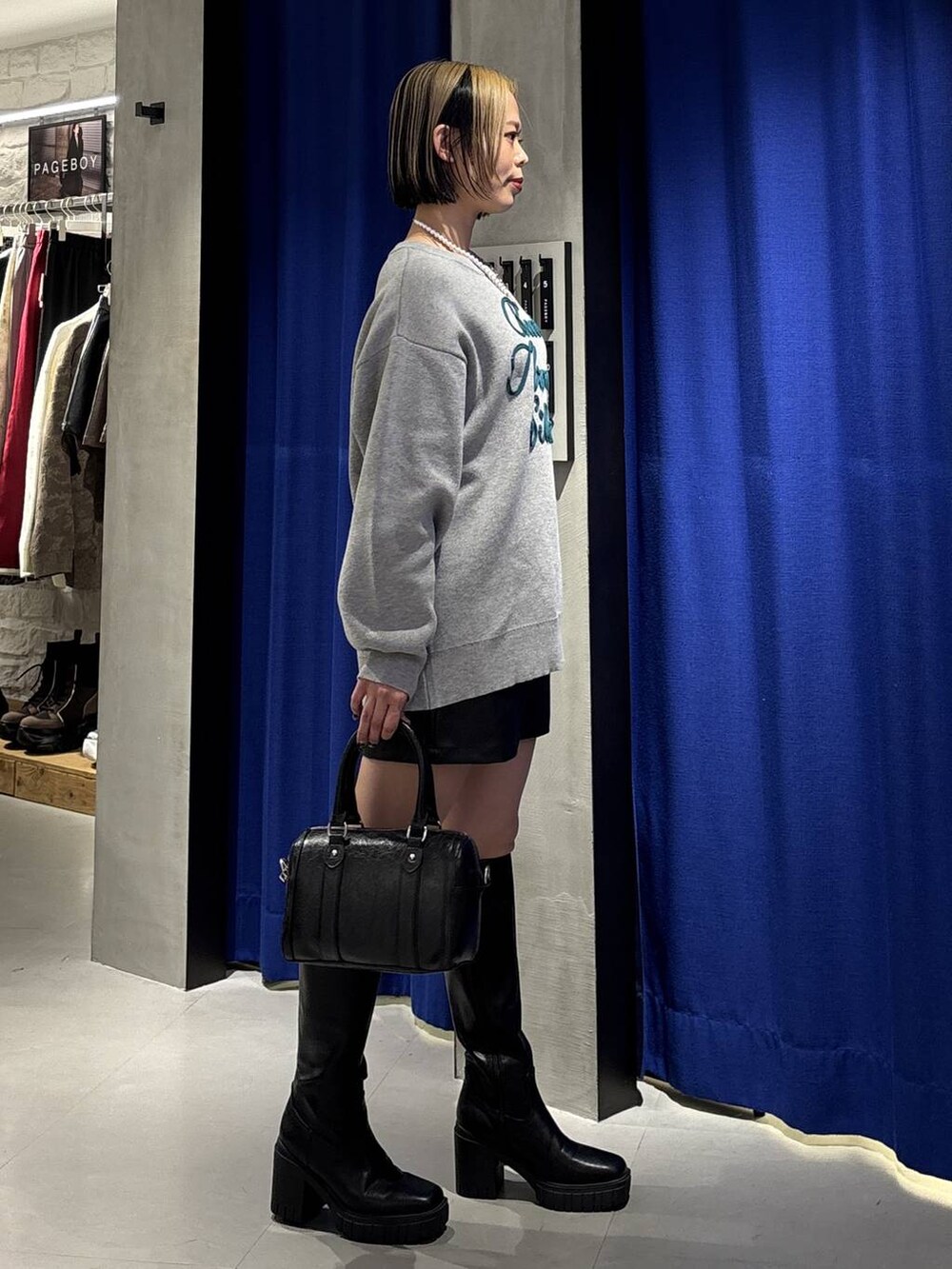 ブラック系のブーツ、ブラック系のその他パンツ、ブラック系のボストンバッグを着用したレディースの冬コーディネートの4枚目の写真