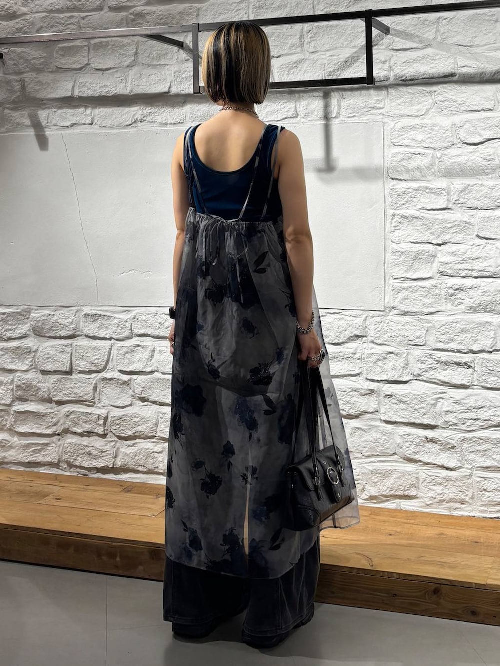 ブラック系のデニムパンツ、グレー系のワンピース、ブルー系のタンクトップを着用したレディースの夏コーディネートの6枚目の写真