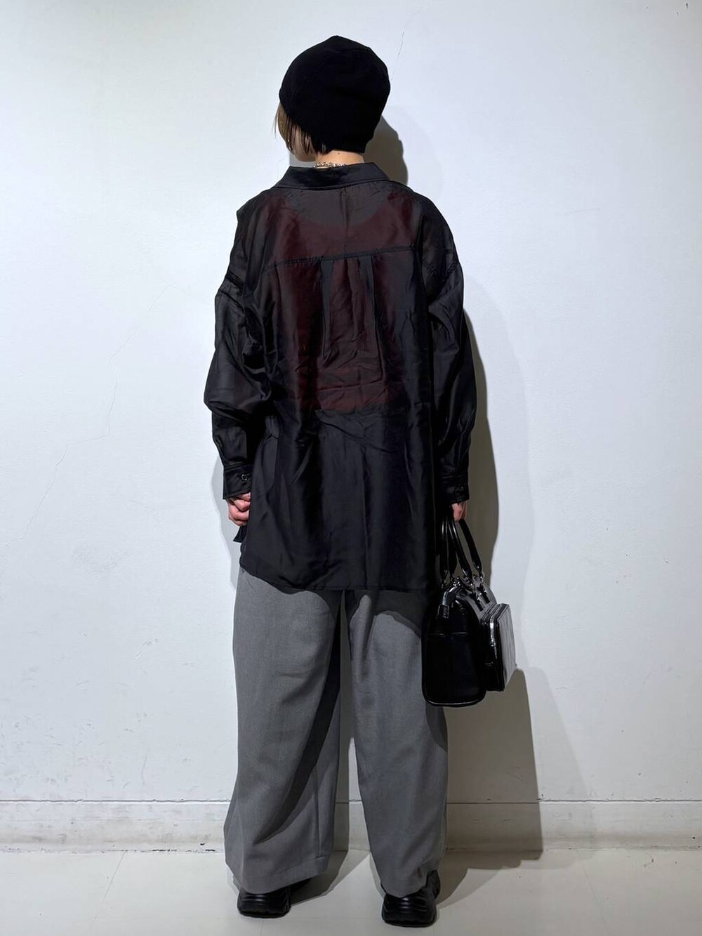 ブラック系のショルダーバッグ、グレー系のスラックス、ブラック系のシャツ/ブラウスを着用したレディースの春コーディネートの5枚目の写真