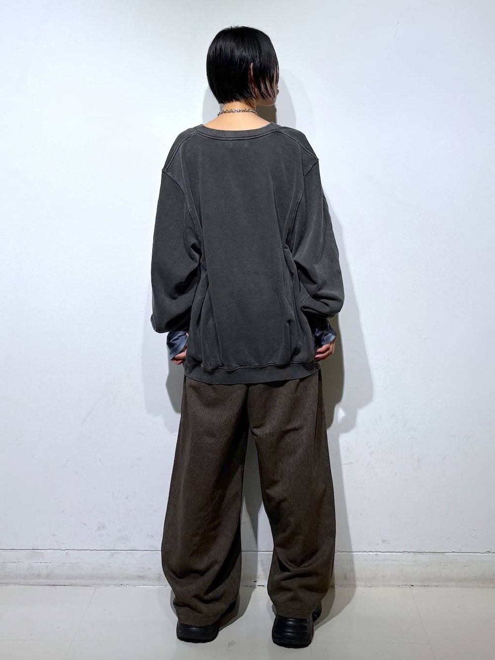 ブラック系のスニーカー、グレー系のスウェット、ブルー系のTシャツ/カットソーを着用したレディースの秋コーディネートの5枚目の写真