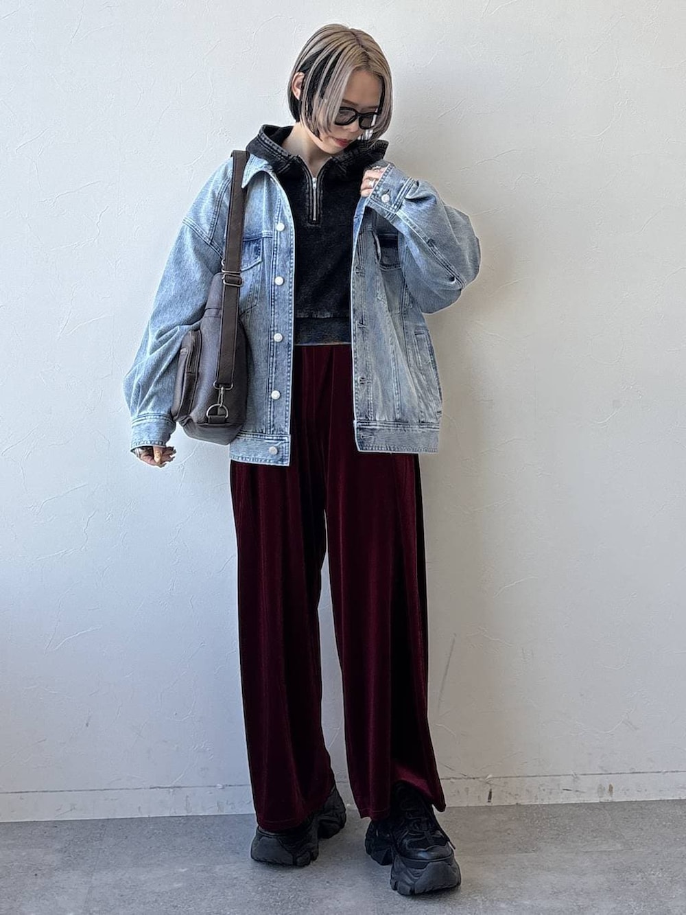 ブラック系のスニーカー、レッド系のその他パンツ、グレー系のパーカーを着用したレディースの冬コーディネートの3枚目の写真