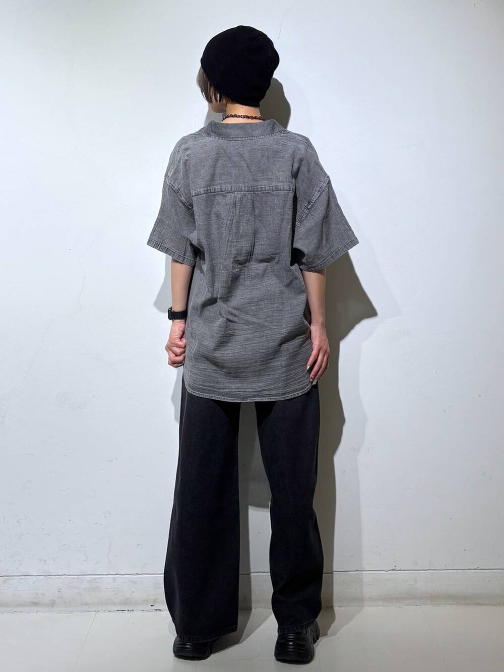 ブラック系のデニムパンツ、ブラック系のシャツ/ブラウス、グリーン系のTシャツ/カットソーを着用したレディースの春コーディネートの5枚目の写真
