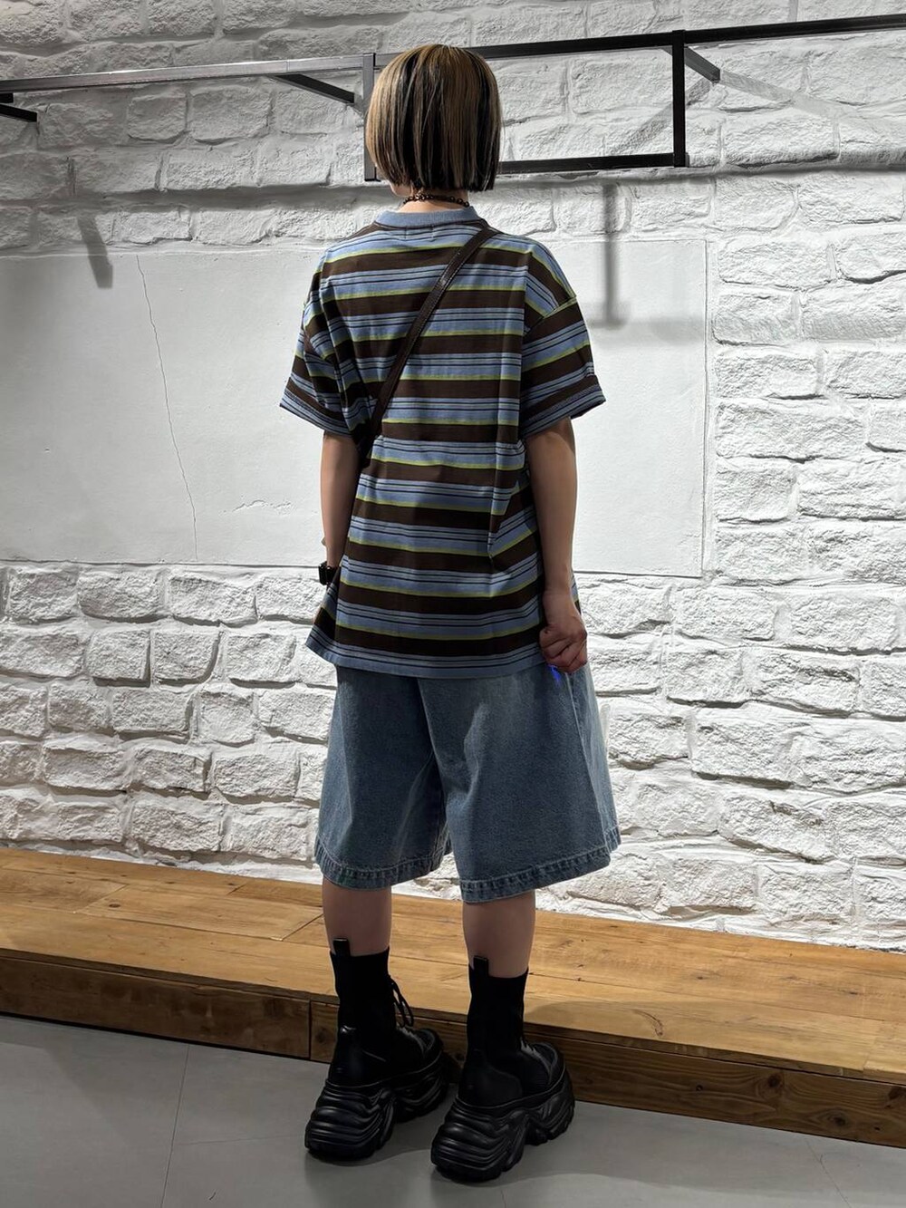 ブラック系のブーツ、ブラウン系のショルダーバッグ、ブラウン系のTシャツ/カットソーを着用したレディースの春コーディネートの5枚目の写真