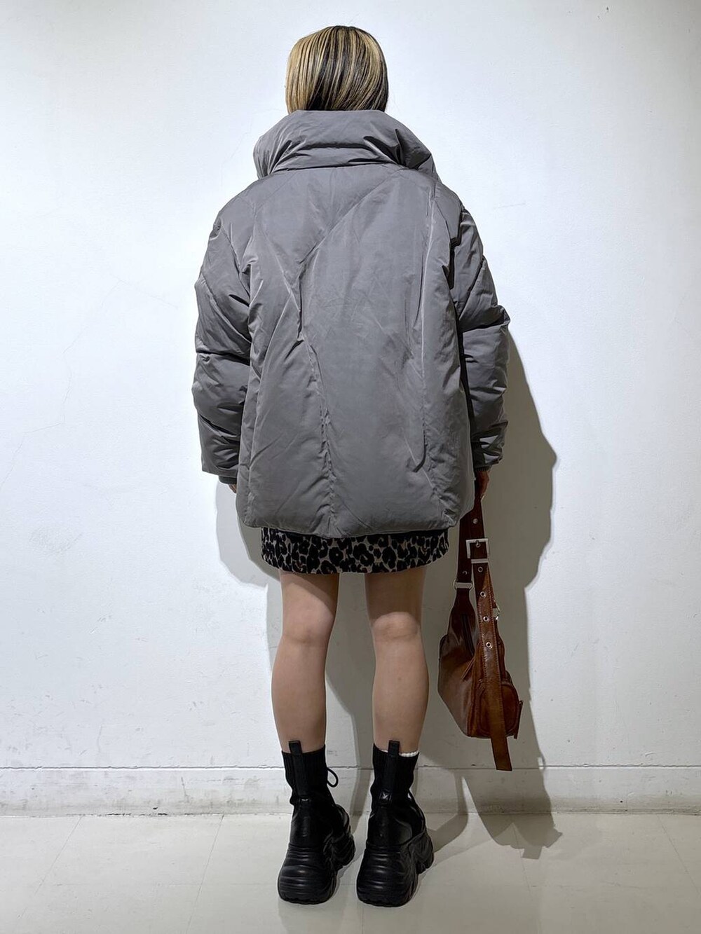 ブラック系のブーツ、グレー系のブルゾン、ホワイト系のTシャツ/カットソーを着用したレディースの冬コーディネートの4枚目の写真