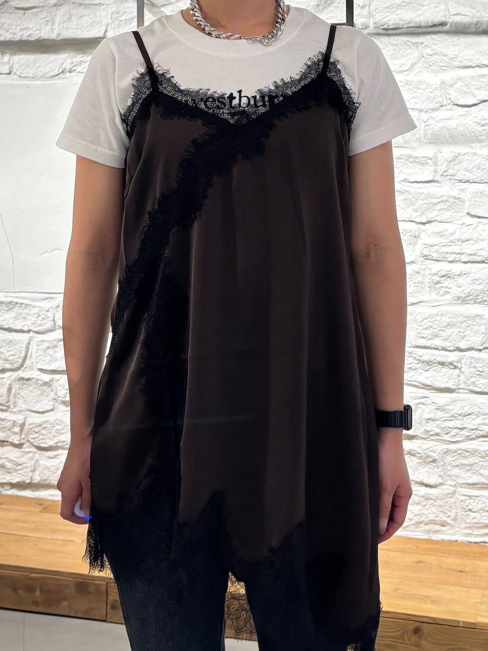 ブラウン系のチュニック、ホワイト系のTシャツ/カットソー、ホワイト系のスニーカーを着用したレディースの夏コーディネートの4枚目の写真