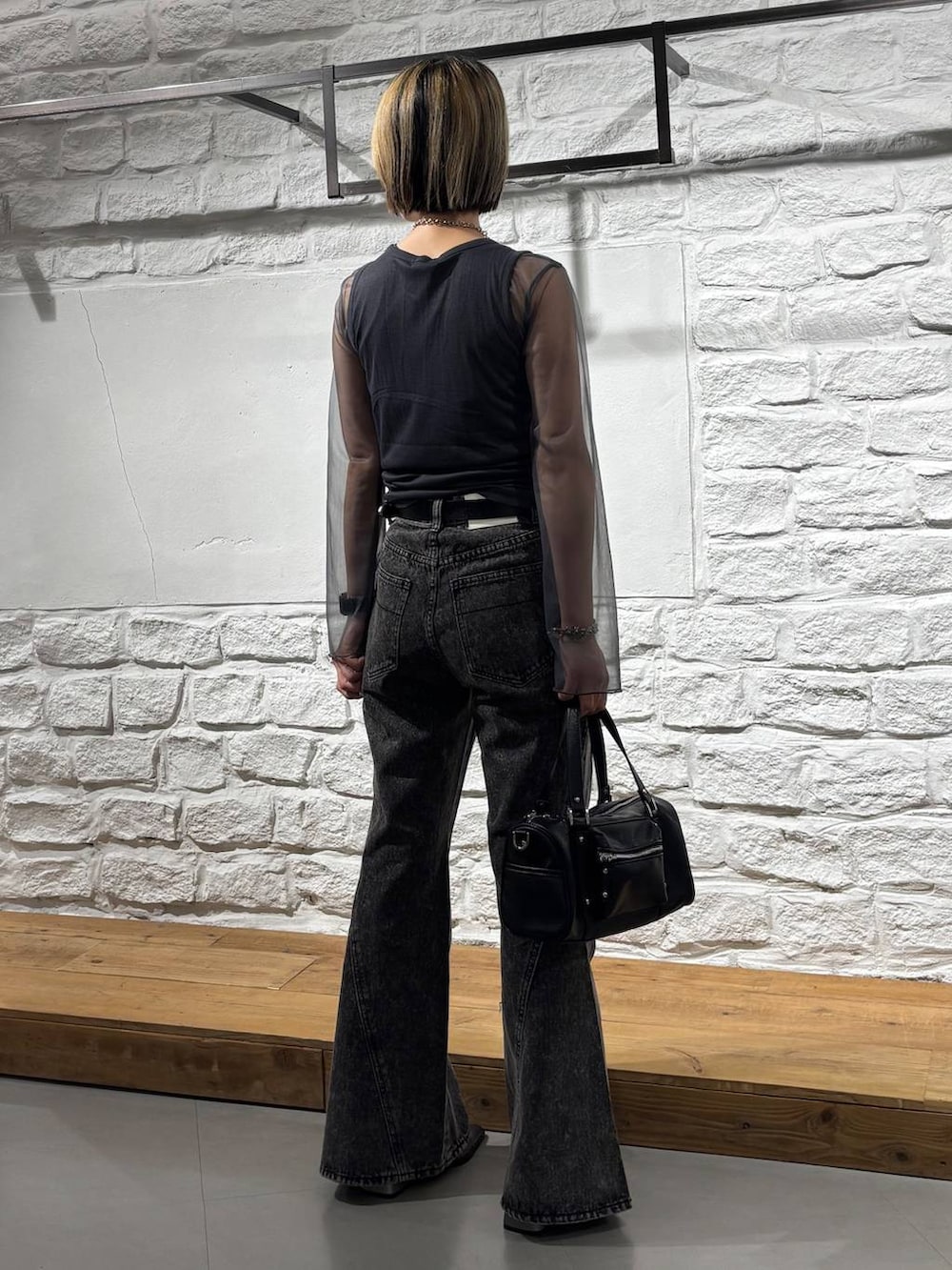 ブラック系のショルダーバッグ、グレー系のTシャツ/カットソー、ブラック系のデニムパンツを着用したレディースの夏コーディネートの6枚目の写真