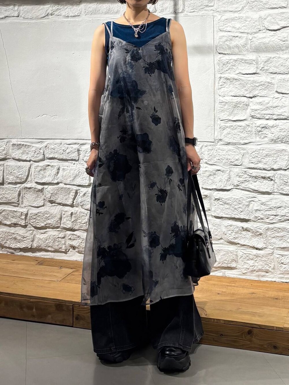 ブラック系のデニムパンツ、グレー系のワンピース、ブルー系のタンクトップを着用したレディースの夏コーディネートの3枚目の写真