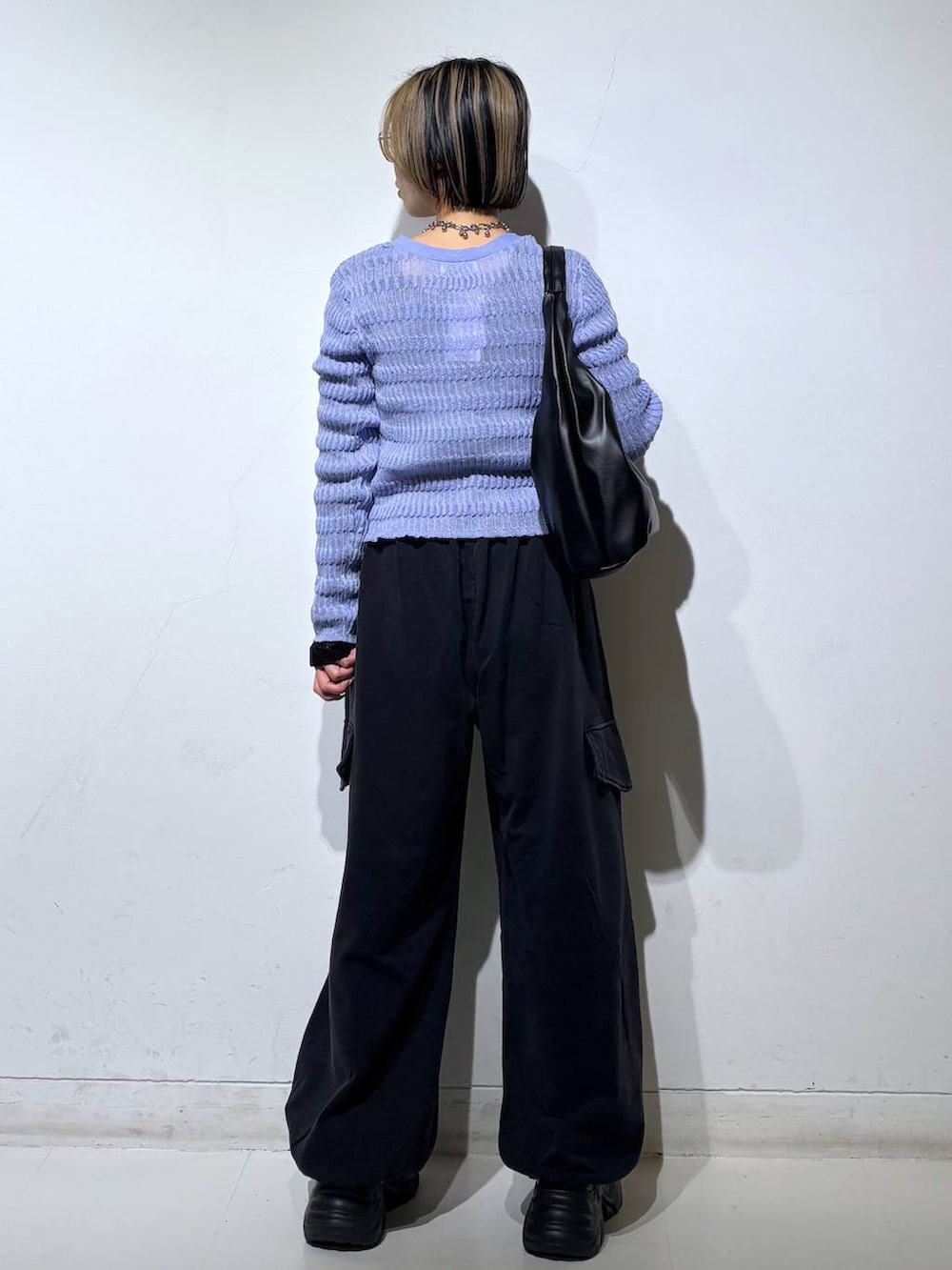 ブラック系のスニーカー、ブラック系のトートバッグ、ブラック系のTシャツ/カットソーを着用したレディースの春コーディネートの5枚目の写真