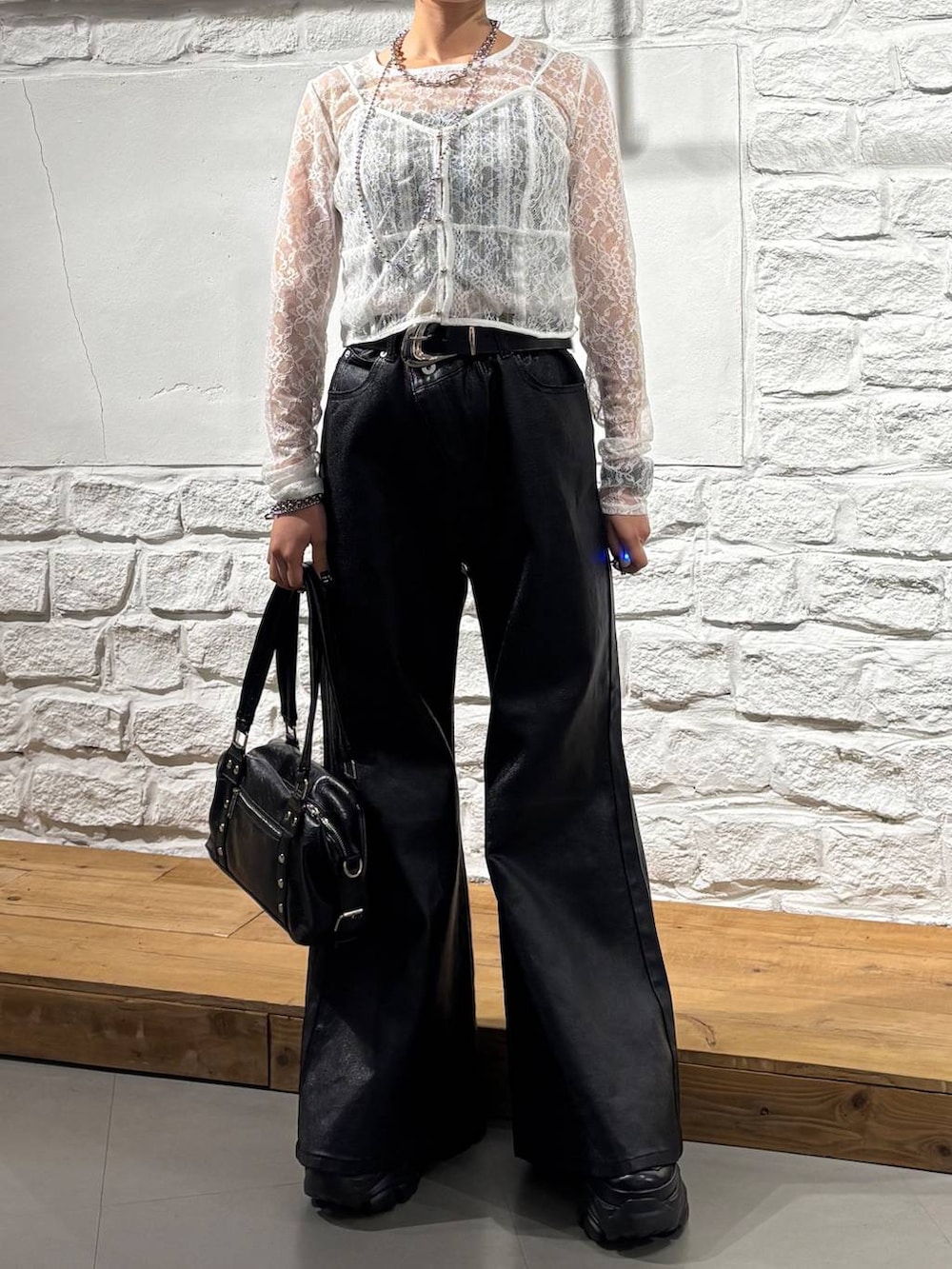 ブラック系のショルダーバッグ、ブラック系のデニムパンツ、ホワイト系のTシャツ/カットソーを着用したレディースの夏コーディネートの2枚目の写真