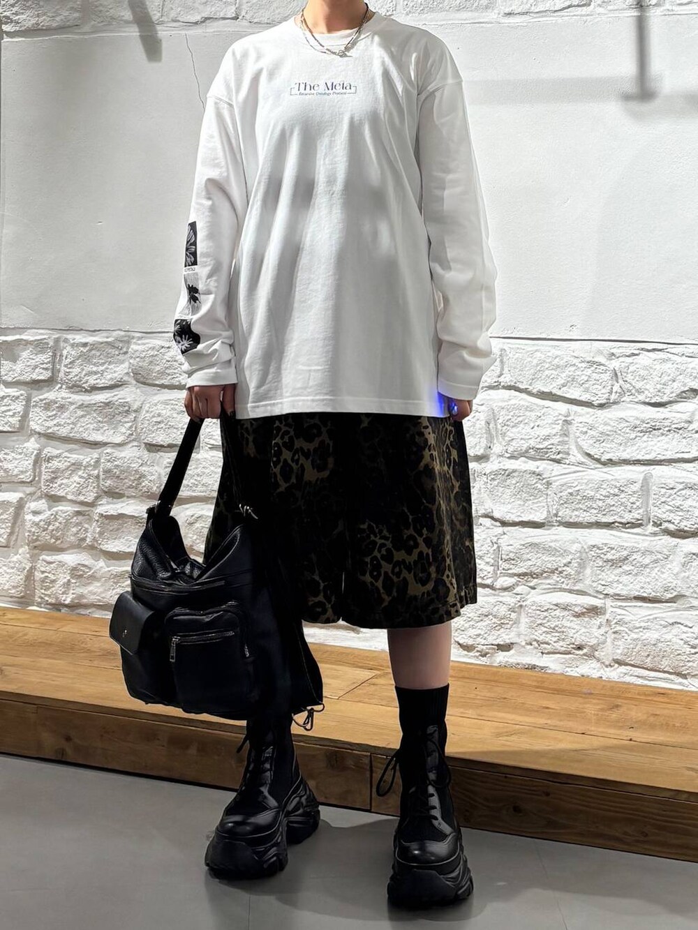 ブラック系のブーツ、その他のデニムパンツ、ブラック系のショルダーバッグを着用したレディースの春コーディネートの3枚目の写真
