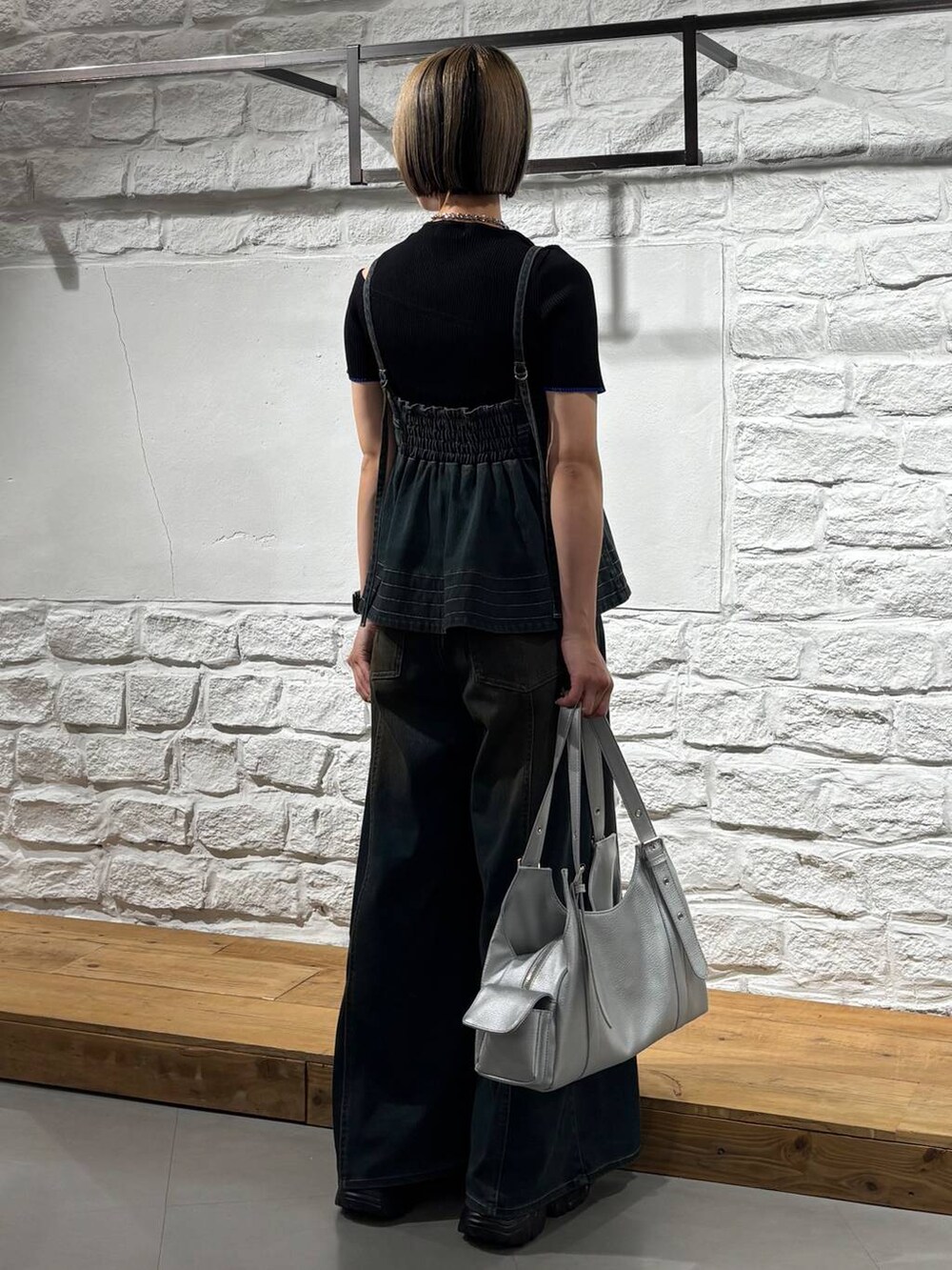 ブラック系のサンダル、シルバー系のハンドバッグ、ブラック系のTシャツ/カットソーを着用したレディースの夏コーディネートの5枚目の写真