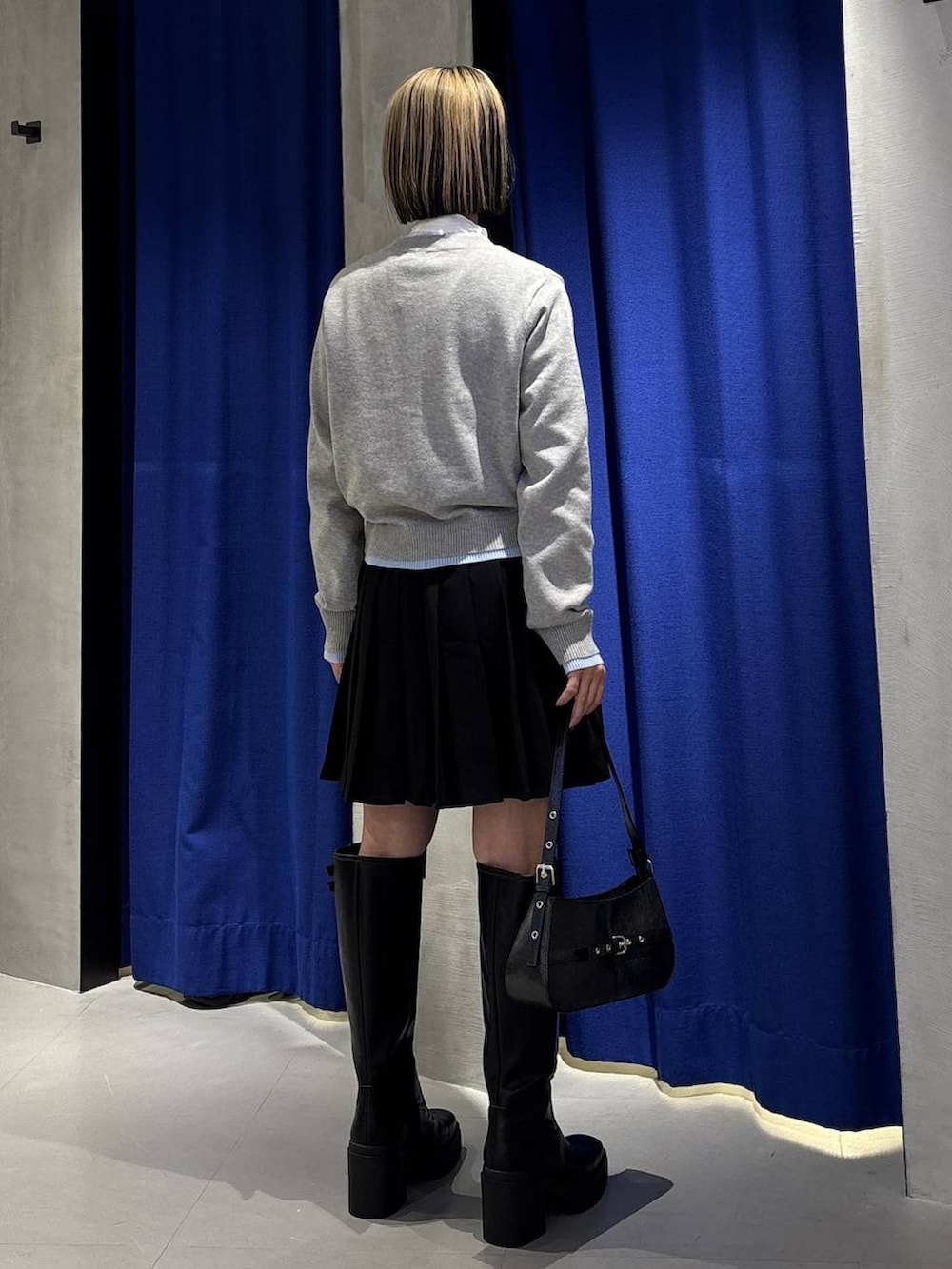 ブラック系のブーツ、ブラック系のその他パンツ、ブラック系のハンドバッグを着用したレディースの冬コーディネートの5枚目の写真