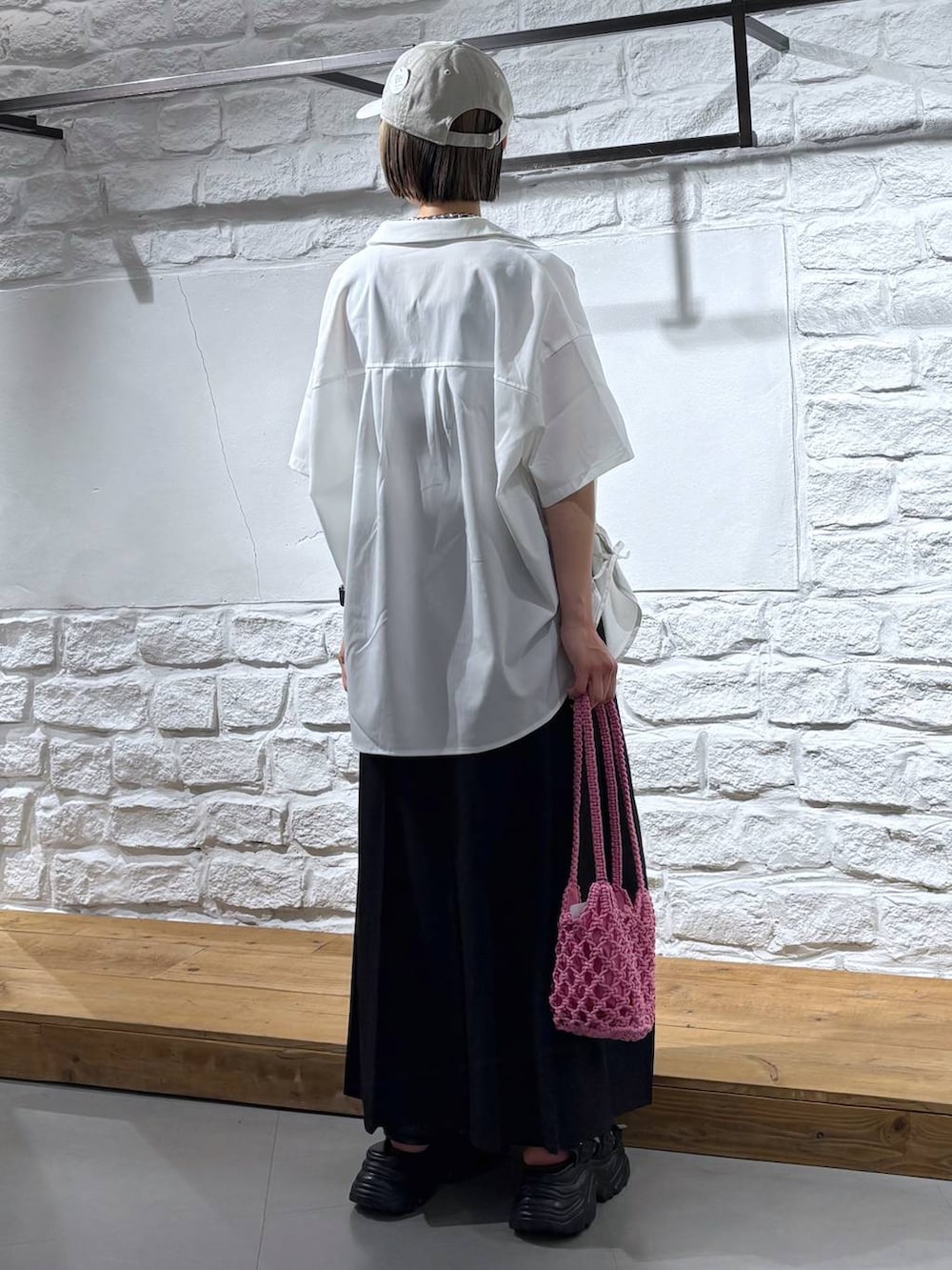 ピンク系のショルダーバッグ、グレー系のサンダル、ホワイト系のシャツ/ブラウスを着用したレディースの春コーディネートの5枚目の写真