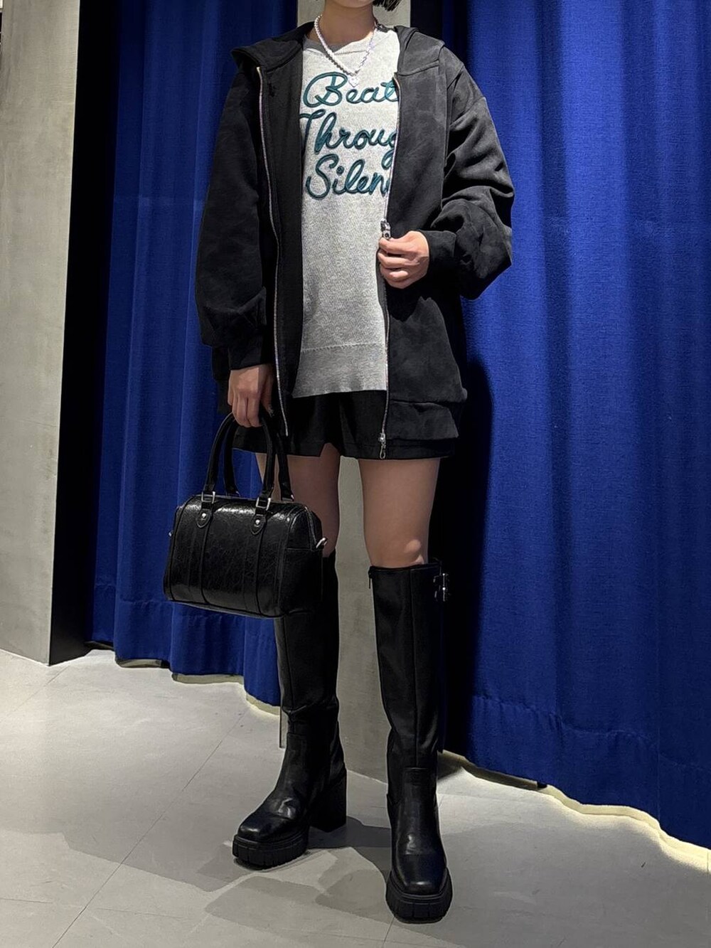 ブラック系のブーツ、ブラック系のその他パンツ、ブラック系のボストンバッグを着用したレディースの冬コーディネートの2枚目の写真