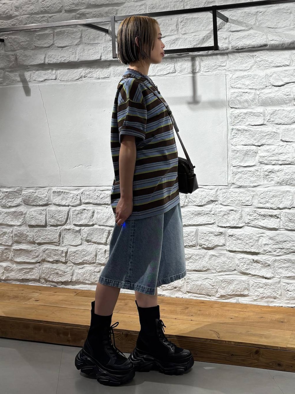 ブラック系のブーツ、ブラウン系のショルダーバッグ、ブラウン系のTシャツ/カットソーを着用したレディースの春コーディネートの4枚目の写真