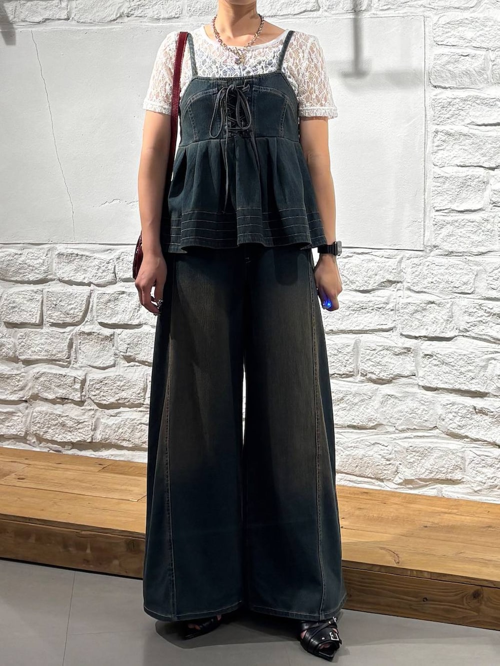 グリーン系のデニムパンツ、グリーン系のその他トップス、レッド系のショルダーバッグを着用したレディースの夏コーディネートの3枚目の写真