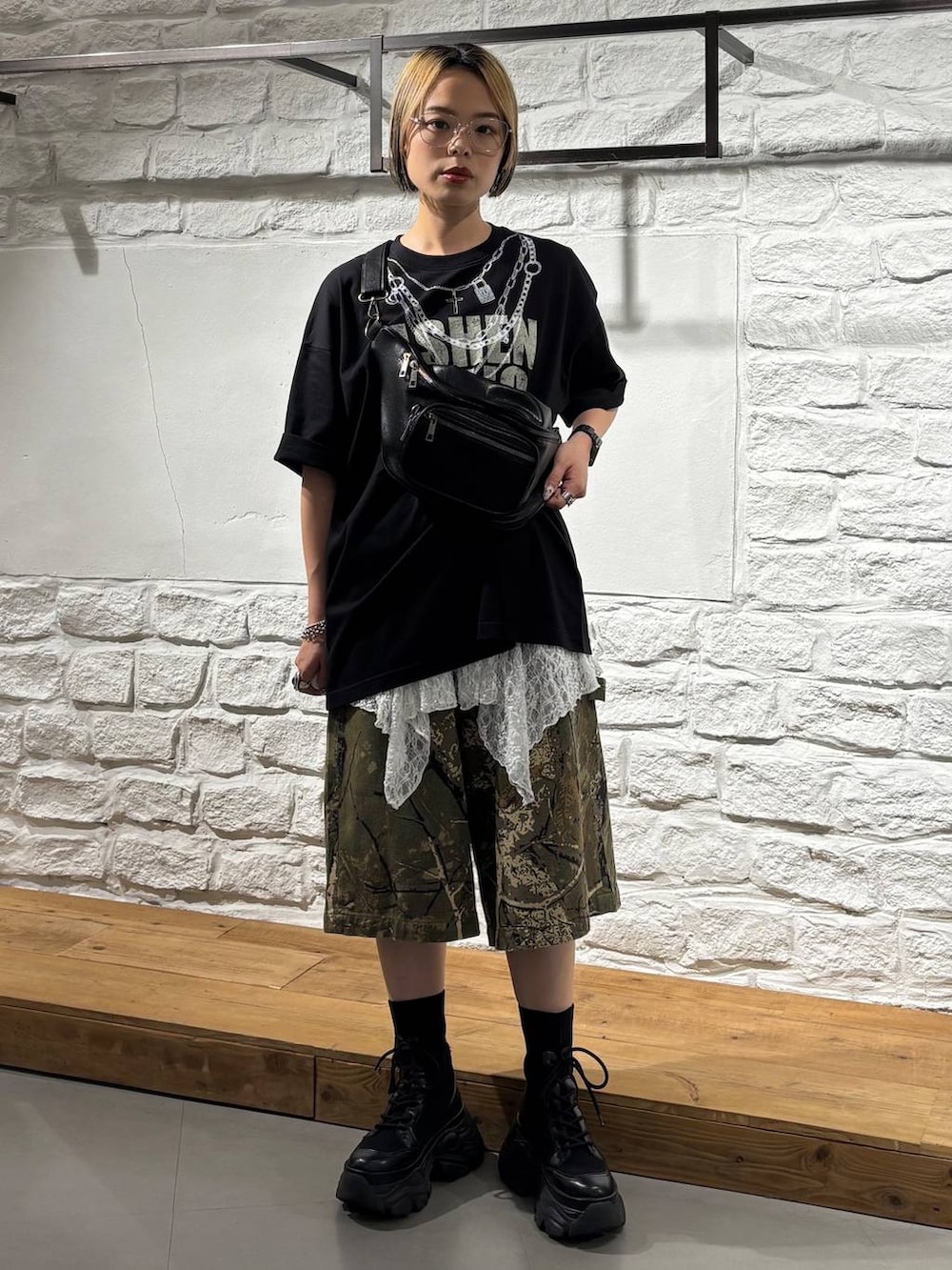 ブラック系のTシャツ/カットソー、ブラック系のブーツ、その他のデニムパンツを着用したレディースの夏コーディネートの2枚目の写真