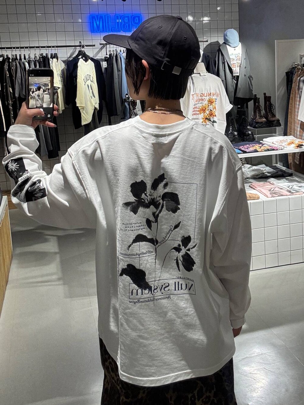 ブラック系のブーツ、その他のデニムパンツ、ブラック系のショルダーバッグを着用したレディースの春コーディネートの7枚目の写真