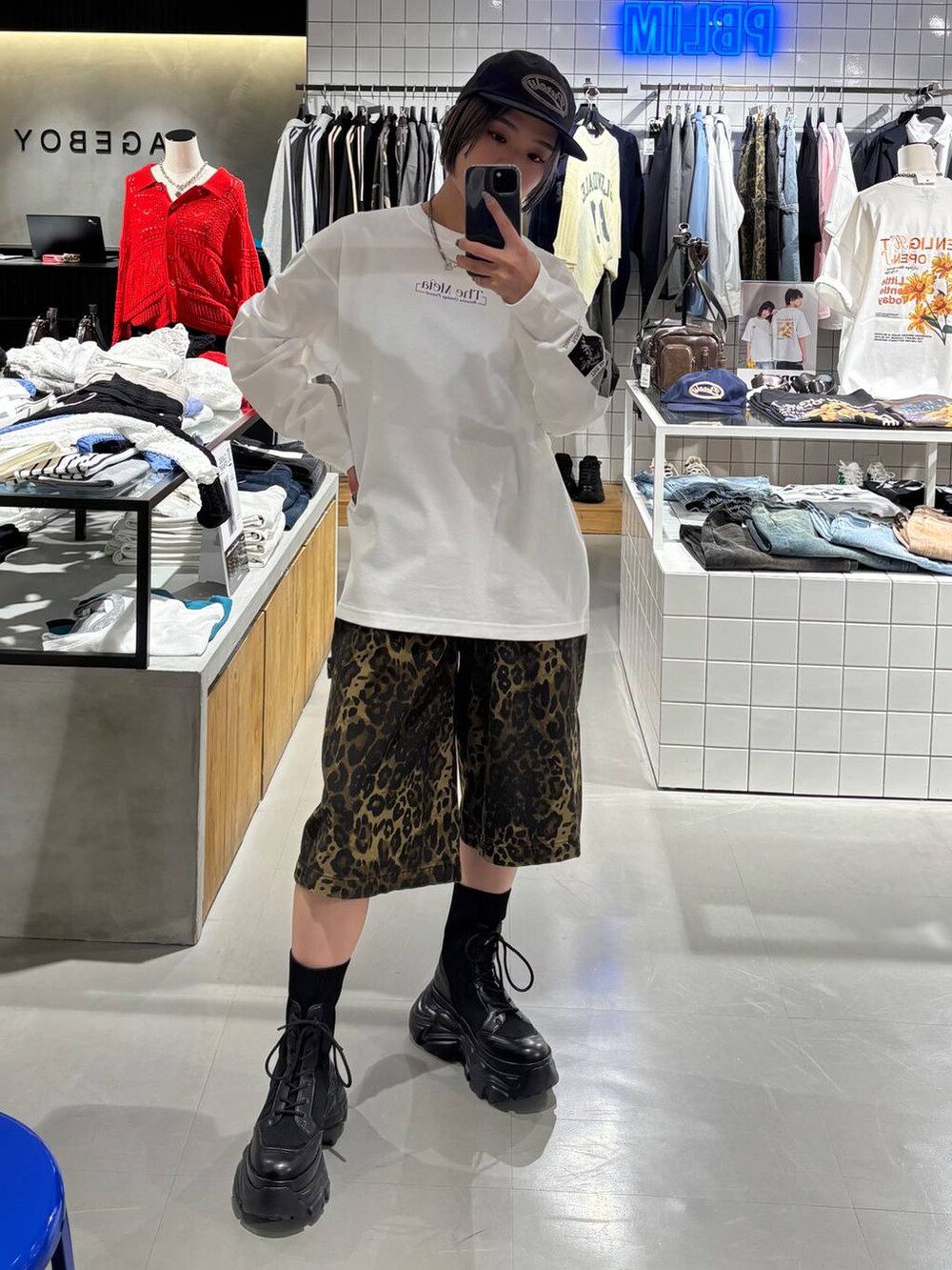 ブラック系のブーツ、その他のデニムパンツ、ブラック系のショルダーバッグを着用したレディースの春コーディネートの6枚目の写真