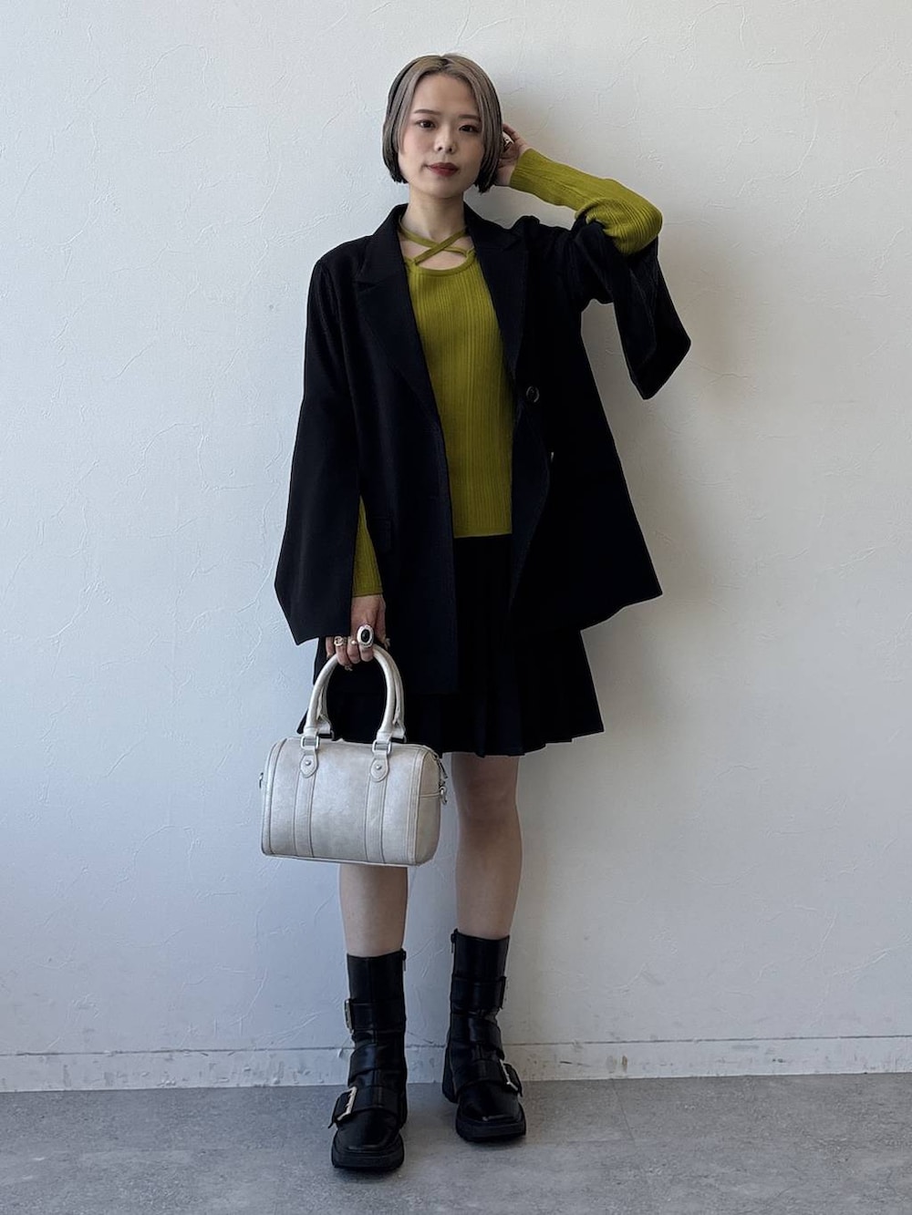 ブラック系のブーツ、ブラック系のテーラードジャケット、ブラック系のその他パンツを着用したレディースの冬コーディネートの6枚目の写真