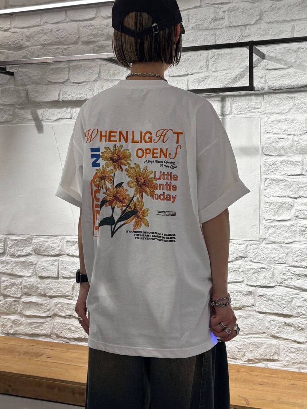 グリーン系のデニムパンツ、ブラック系のショルダーバッグ、グレー系のサンダルを着用したレディースの夏コーディネートの6枚目の写真