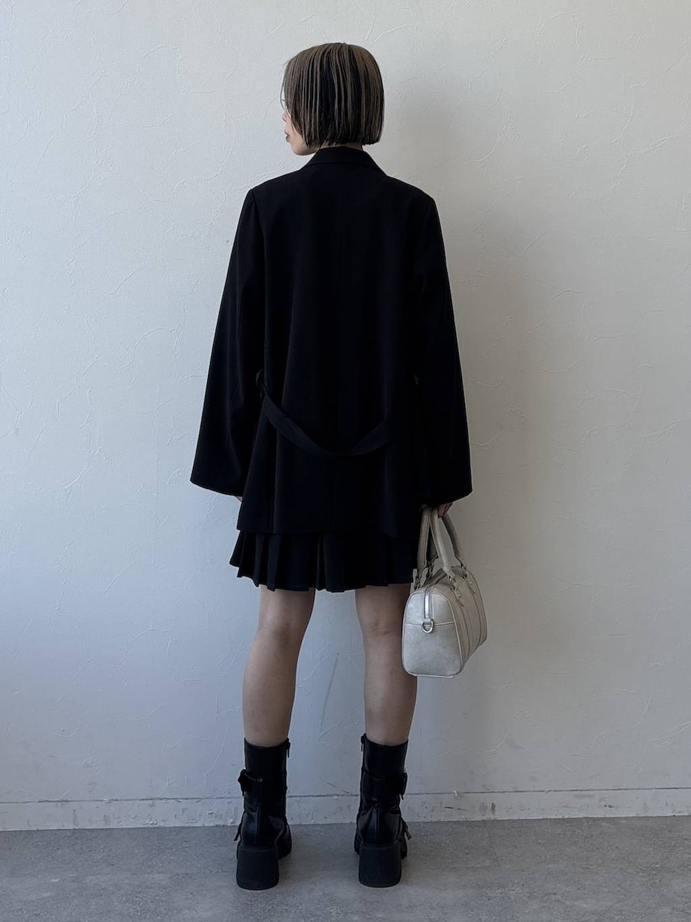 ブラック系のブーツ、ブラック系のテーラードジャケット、ブラック系のその他パンツを着用したレディースの冬コーディネートの9枚目の写真