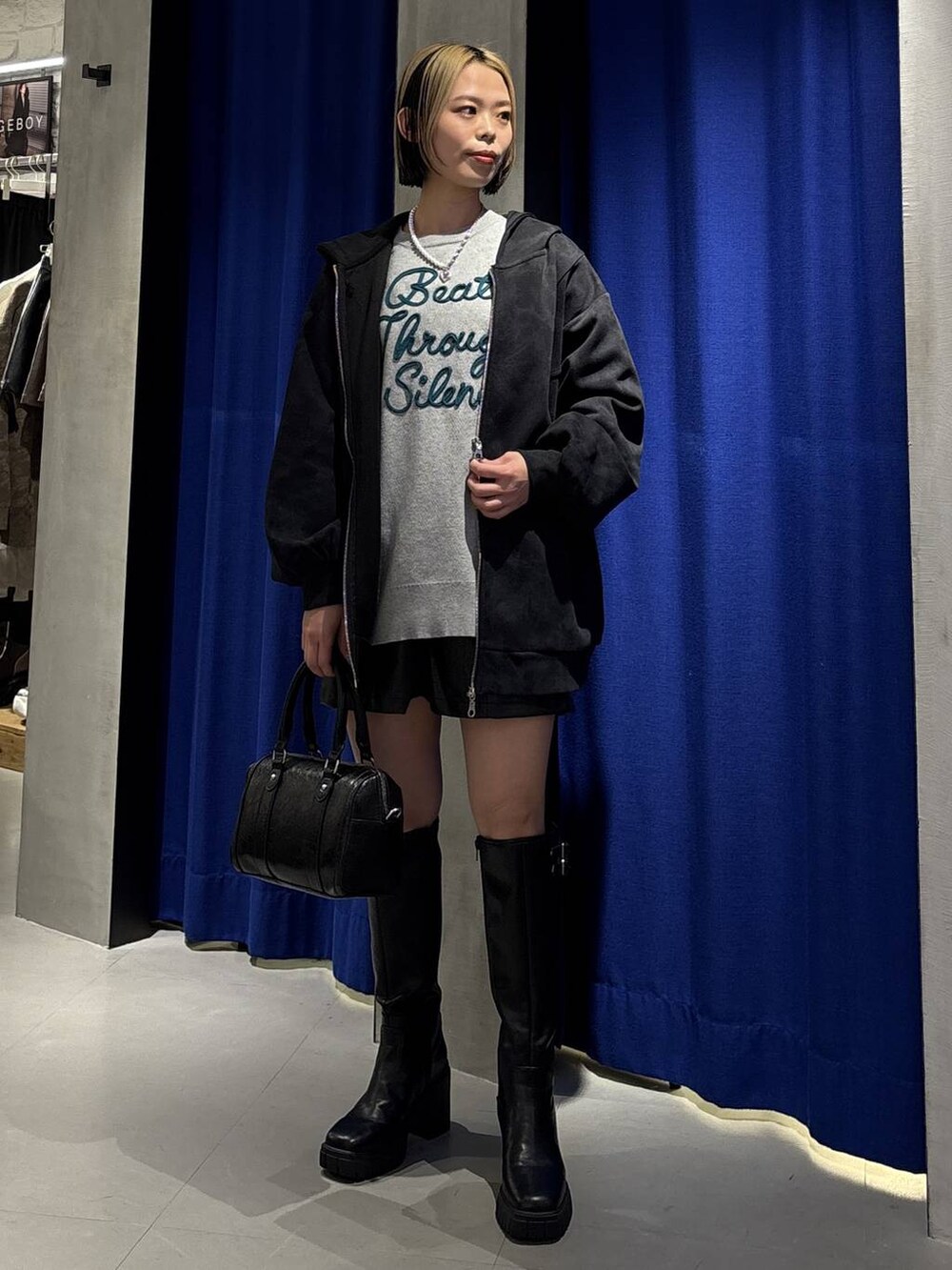 ブラック系のブーツ、ブラック系のその他パンツ、ブラック系のボストンバッグを着用したレディースの冬コーディネートの3枚目の写真