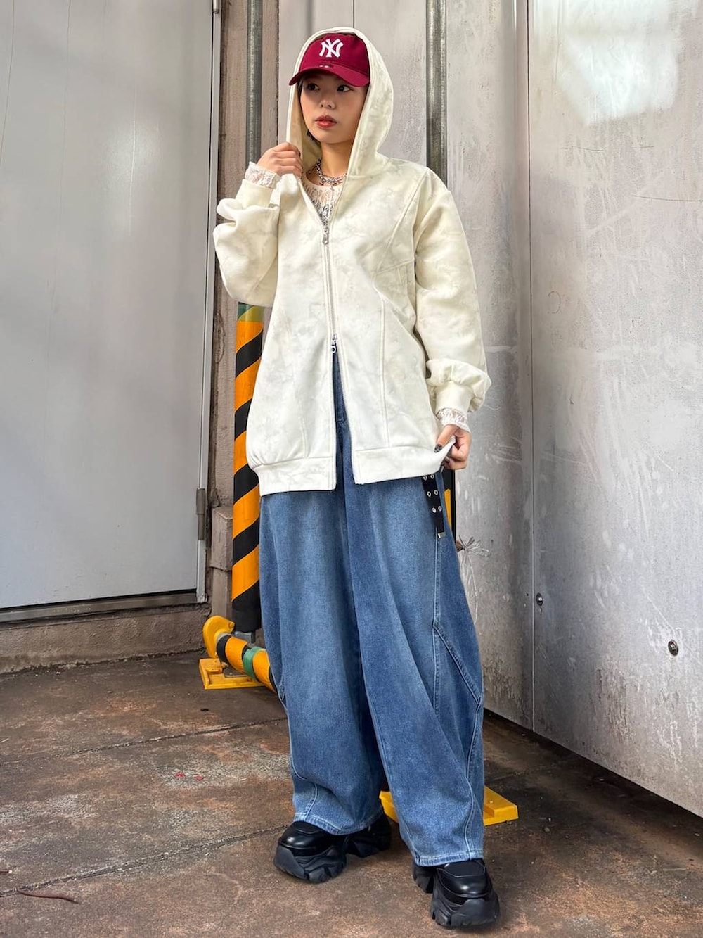 ブラック系のブーツ、ホワイト系のTシャツ/カットソー、ホワイト系のパーカーを着用したレディースの冬コーディネートの4枚目の写真